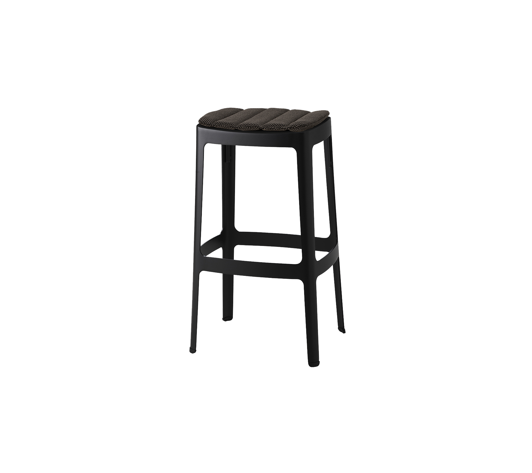 Un élégant tabouret de bar noir avec un siège à lattes et des pieds robustes, conçu pour le confort et le style. Idéal pour des environnements modernes.