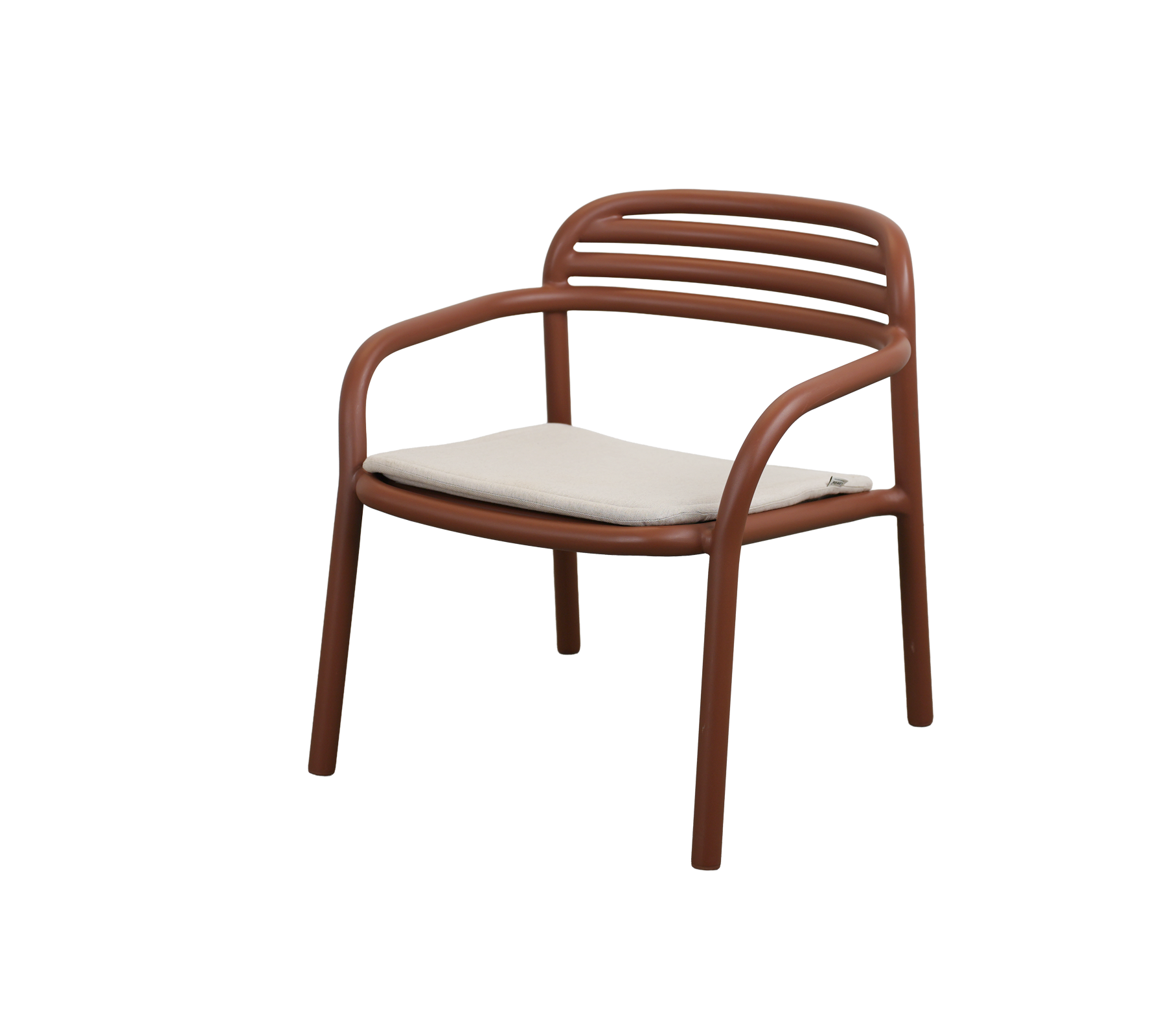 Chaise rouge désert moderne avec un coussin en sable.