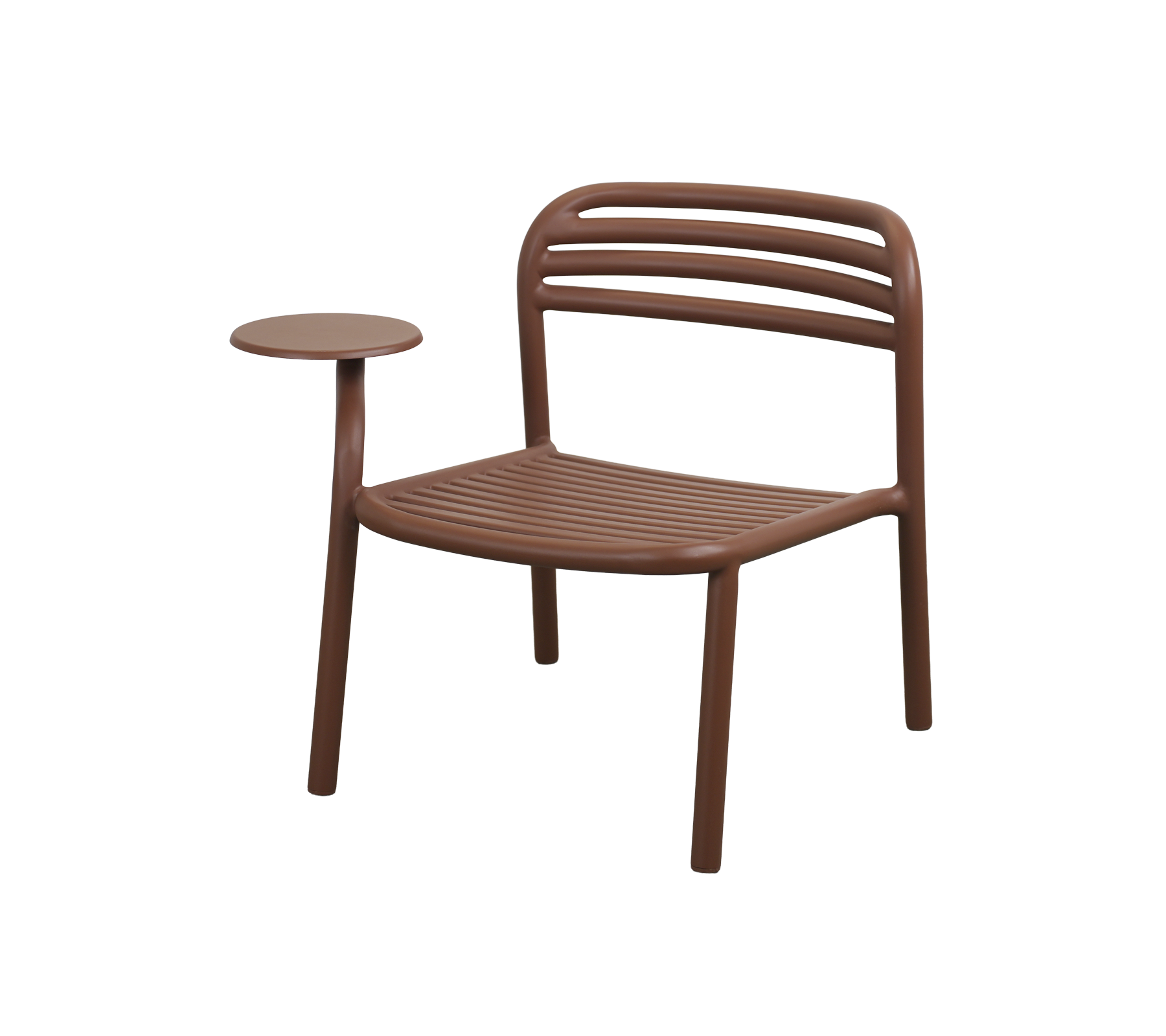 Chaise rouge désert avec table d'appoint dans un design moderne.