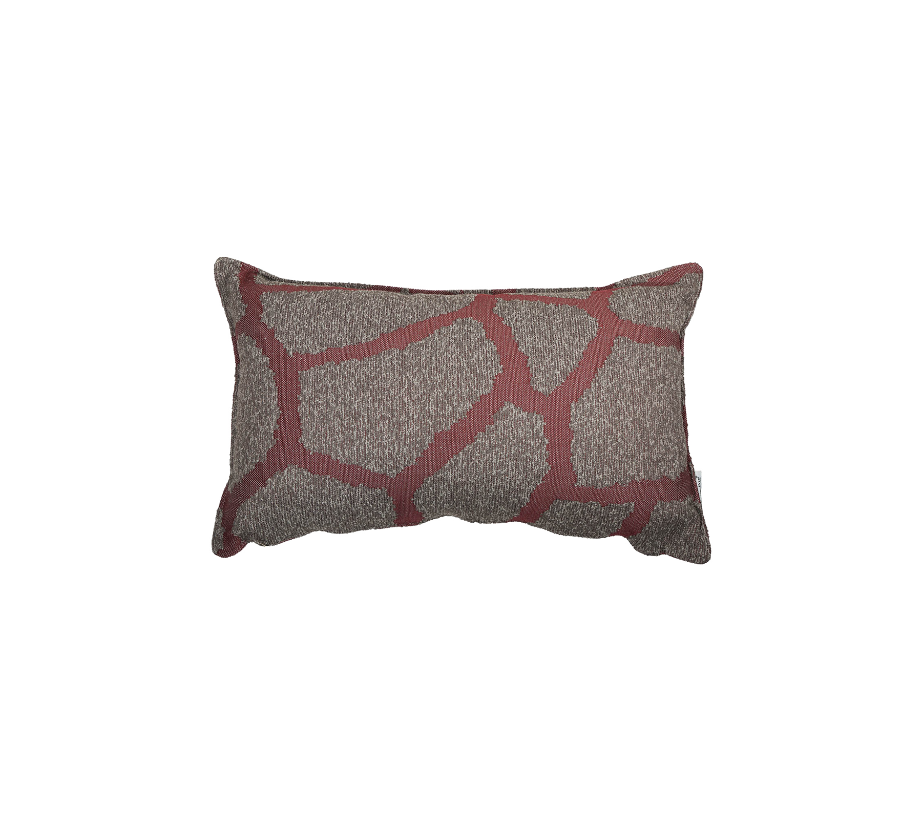Coussin rectangulaire présentant un fond beige texturé avec des motifs géométriques irréguliers dans une teinte rouge chaude.