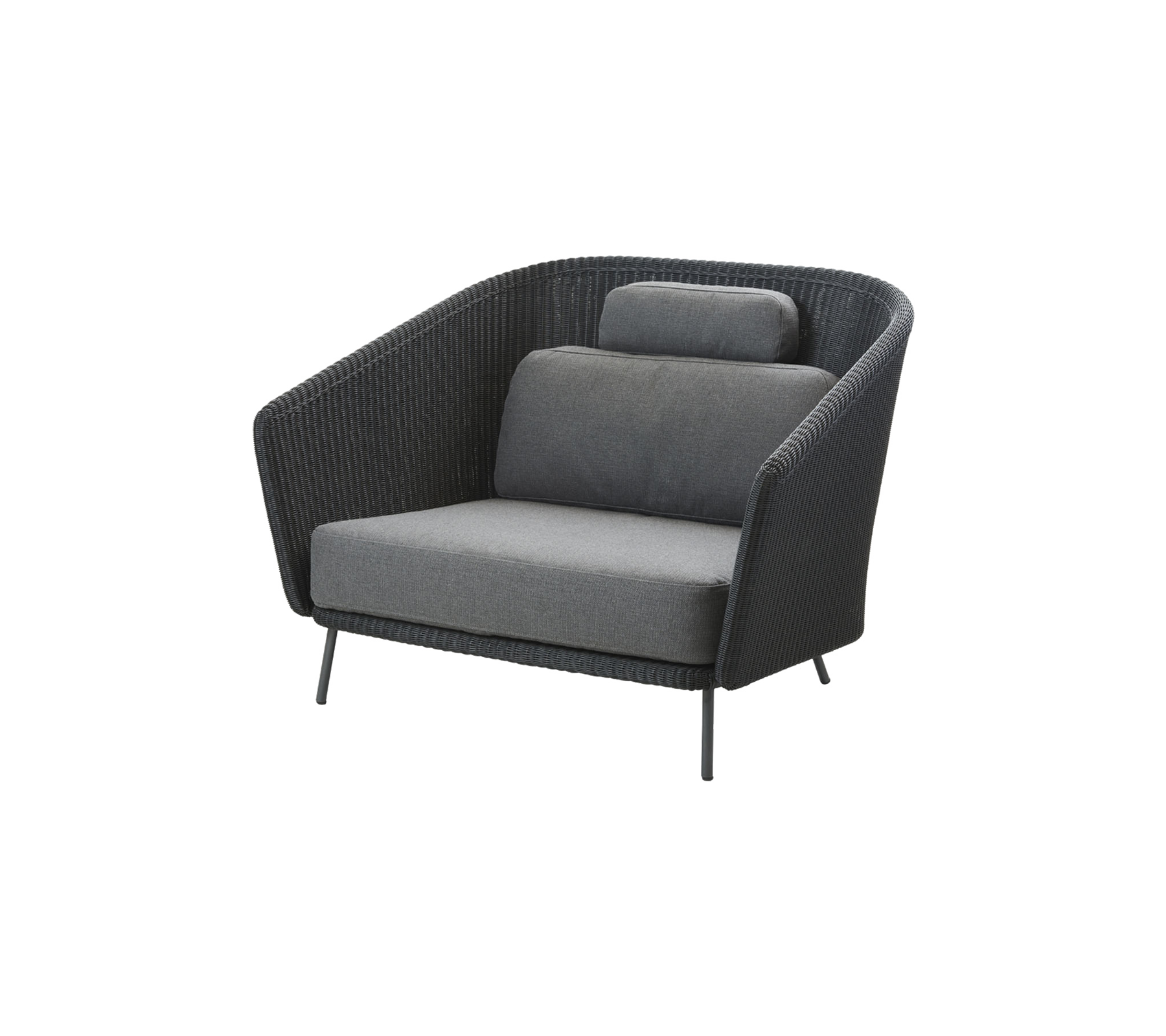 Fauteuil moderne et élégant avec un design courbé, cadre en osier sombre et coussins gris moelleux pour le confort.