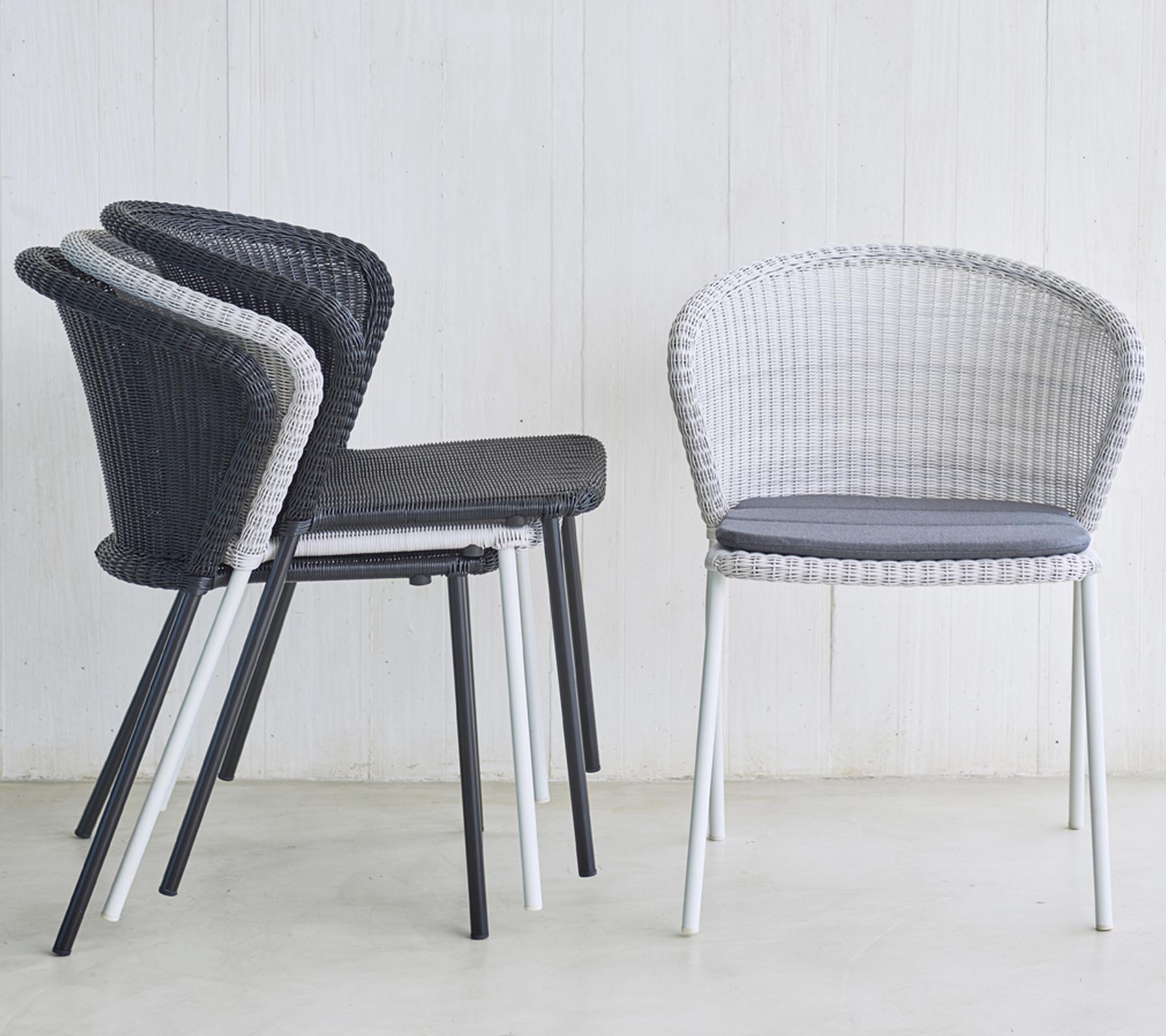 Empilement de chaises modernes tissées en noir et blanc, avec un siège rembourré, idéal pour des solutions d'assise stylées.