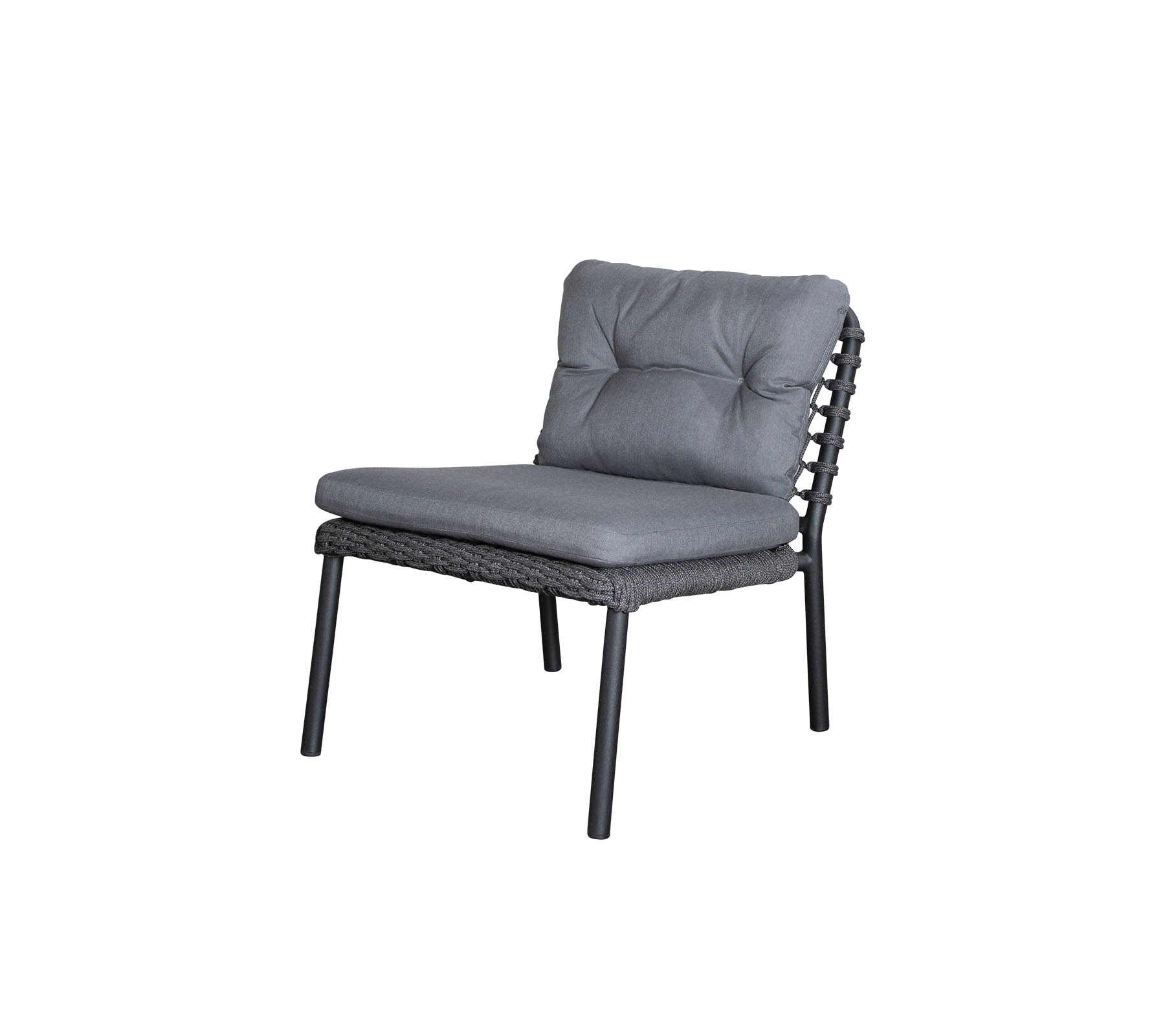 Chaise élégante avec un coussin en velours gris et un cadre tissé, offrant confort et design moderne pour différents environnements.