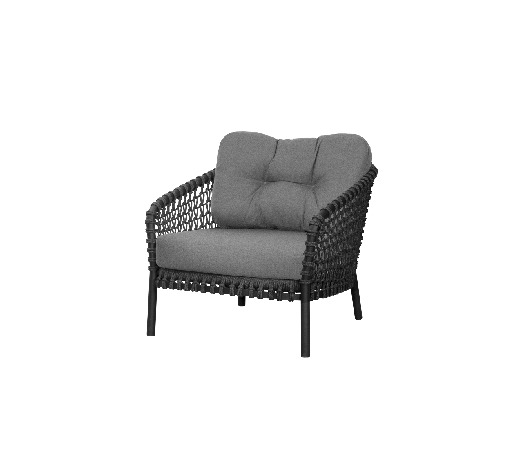 Fauteuil élégant avec un design tissé et des coussins gris moelleux, offrant confort et élégance pour divers environnements.