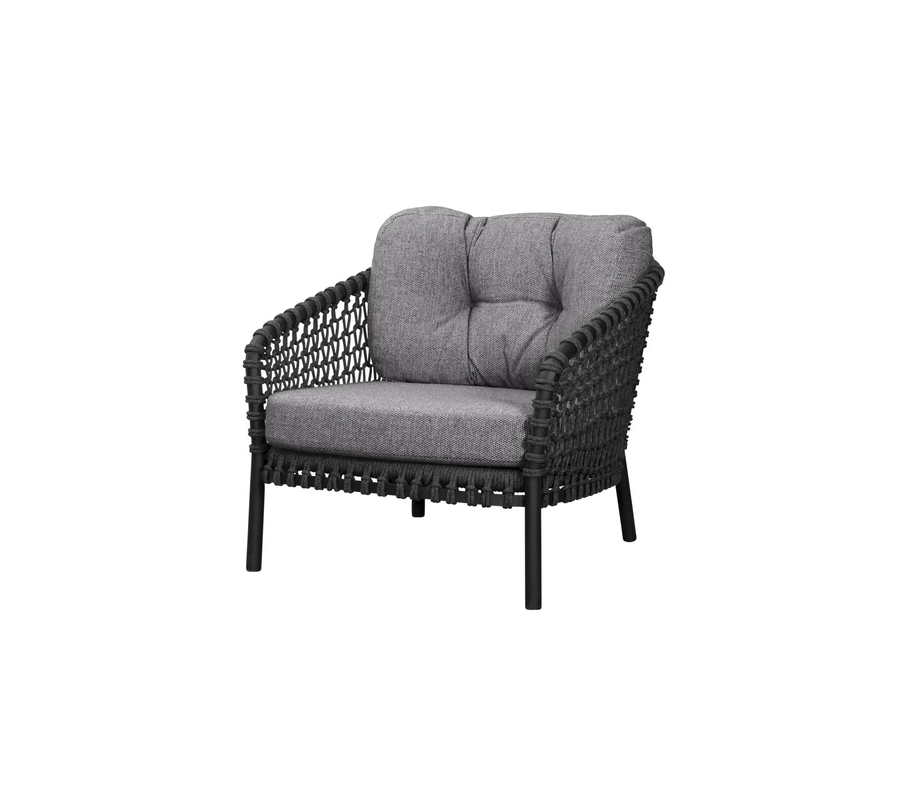 Une chaise tissée noire élégante avec des coussins en tissu gris confortables, conçue pour la détente et l'esthétique moderne.