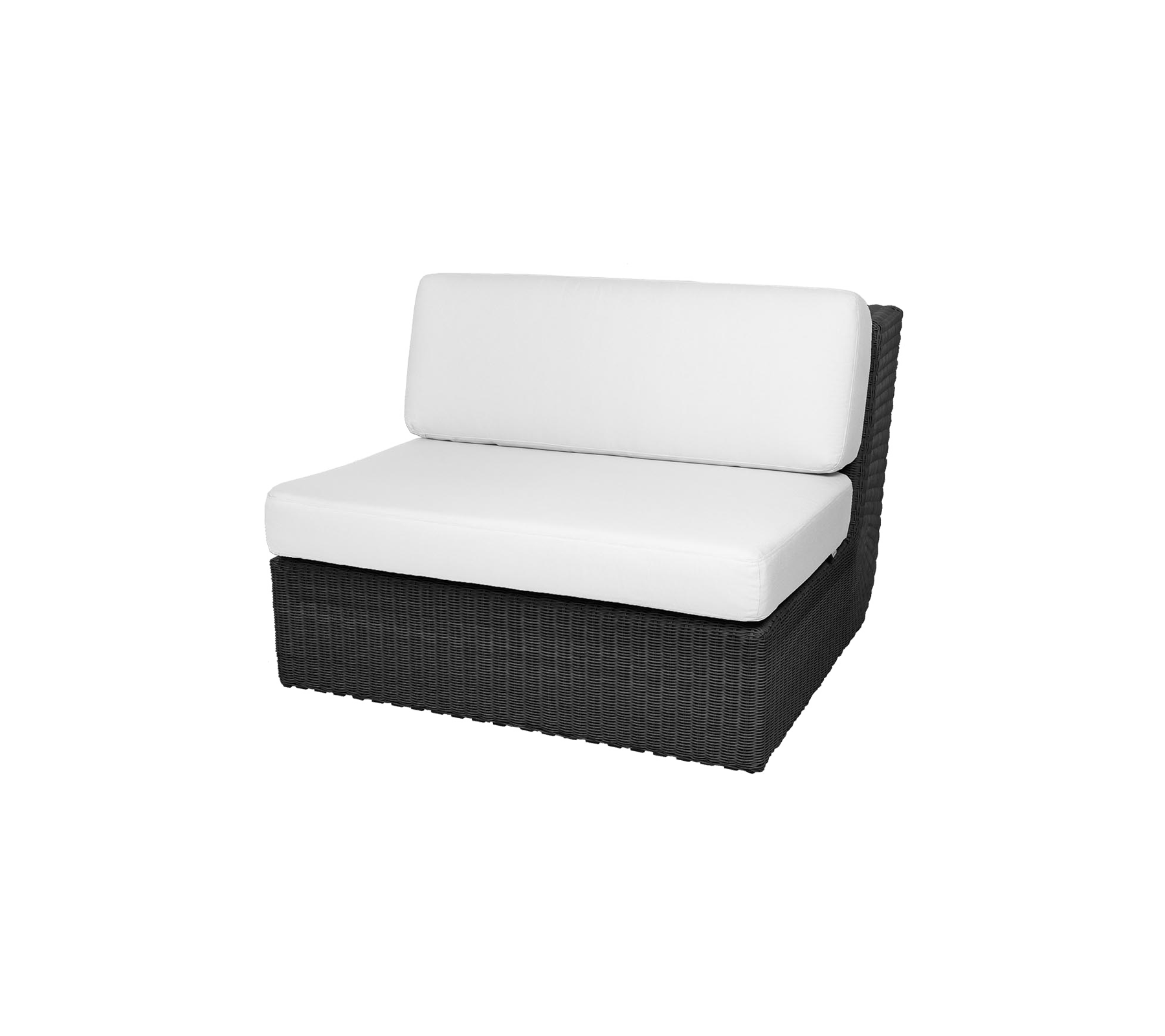 Chaise longue en rotin noir avec un coussin blanc, conçue pour le confort et le style dans les espaces de détente.