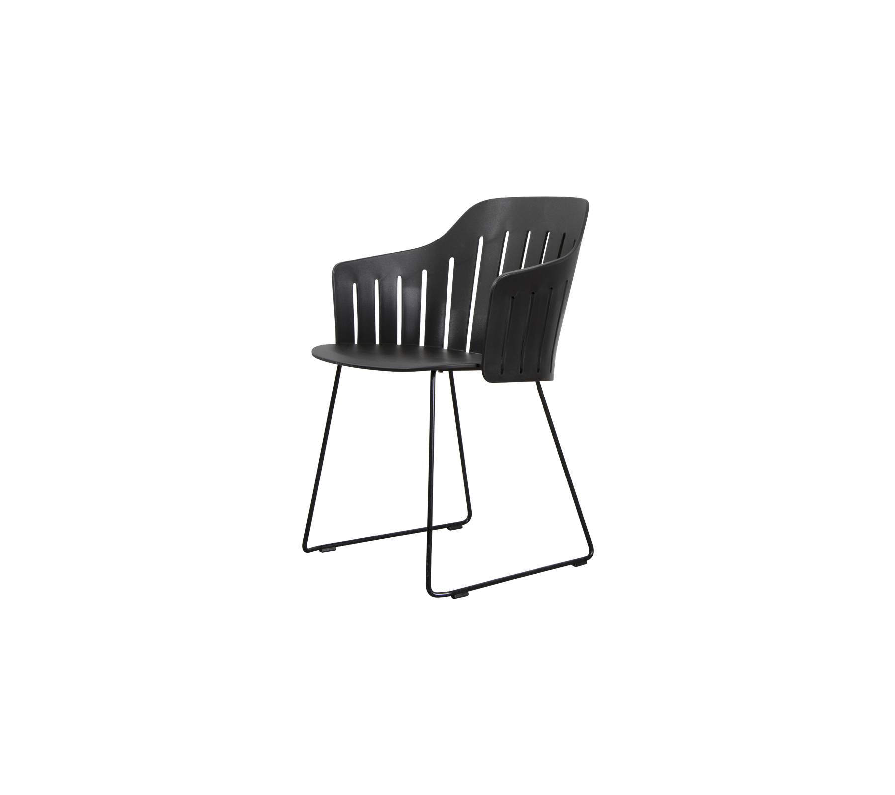 Chaise noire moderne avec un dossier incurvé et un design épuré, soutenue par un cadre métallique minimaliste. Parfaite pour différents environnements.