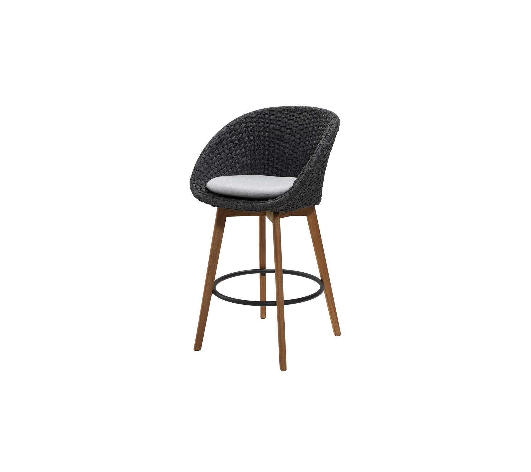 Tabouret de bar élégant avec un siège courbé en matériau tissé noir, complété par des pieds en bois naturel et un coussin confortable.