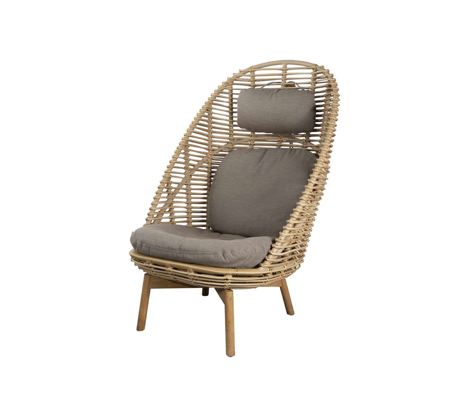 Chaise en osier élégante avec un dossier haut et de doux coussins gris, idéale pour la détente et la décoration contemporaine.