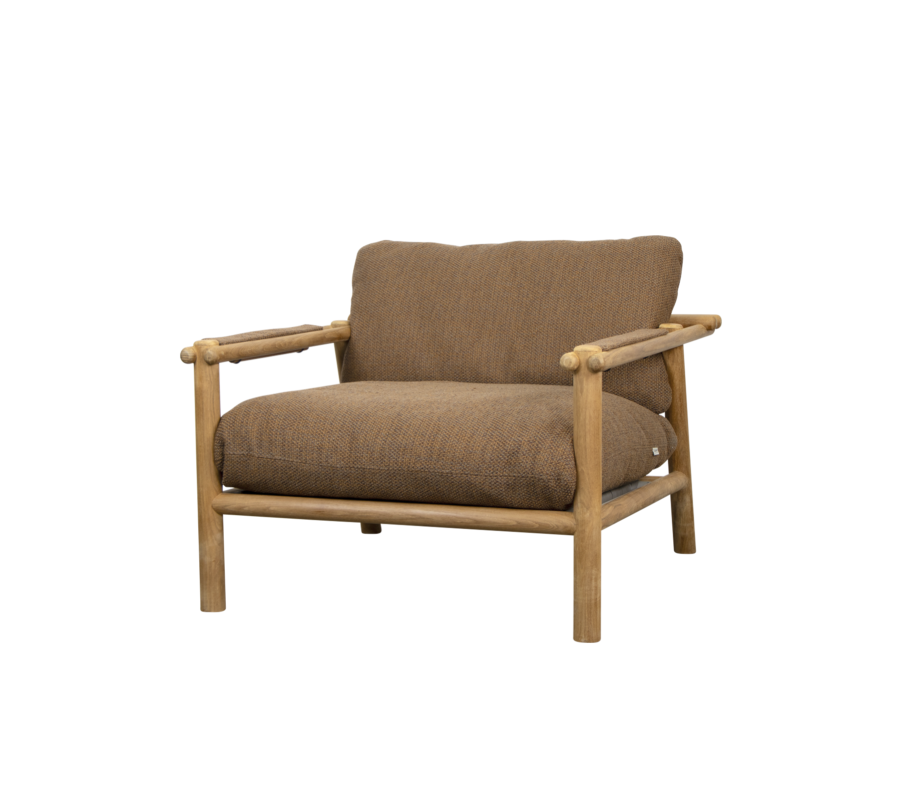 Une chaise confortable avec un cadre en bois et des coussins marron doux, conçue pour la détente et le style.