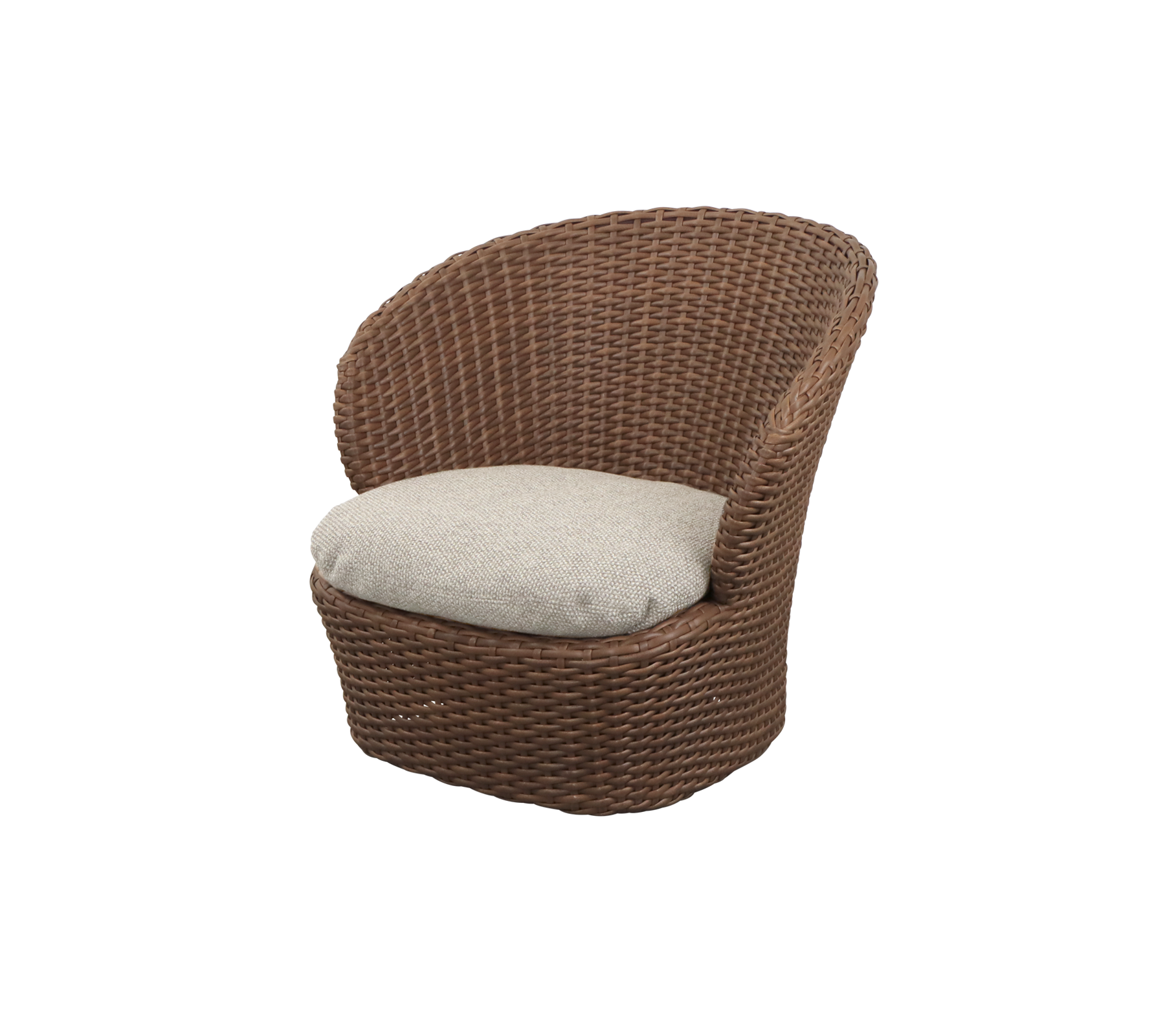 Chaise en osier tissée avec un siège rembourré, offrant une option d'assise élégante et confortable. Idéale pour la détente et les ambiances décontractées.