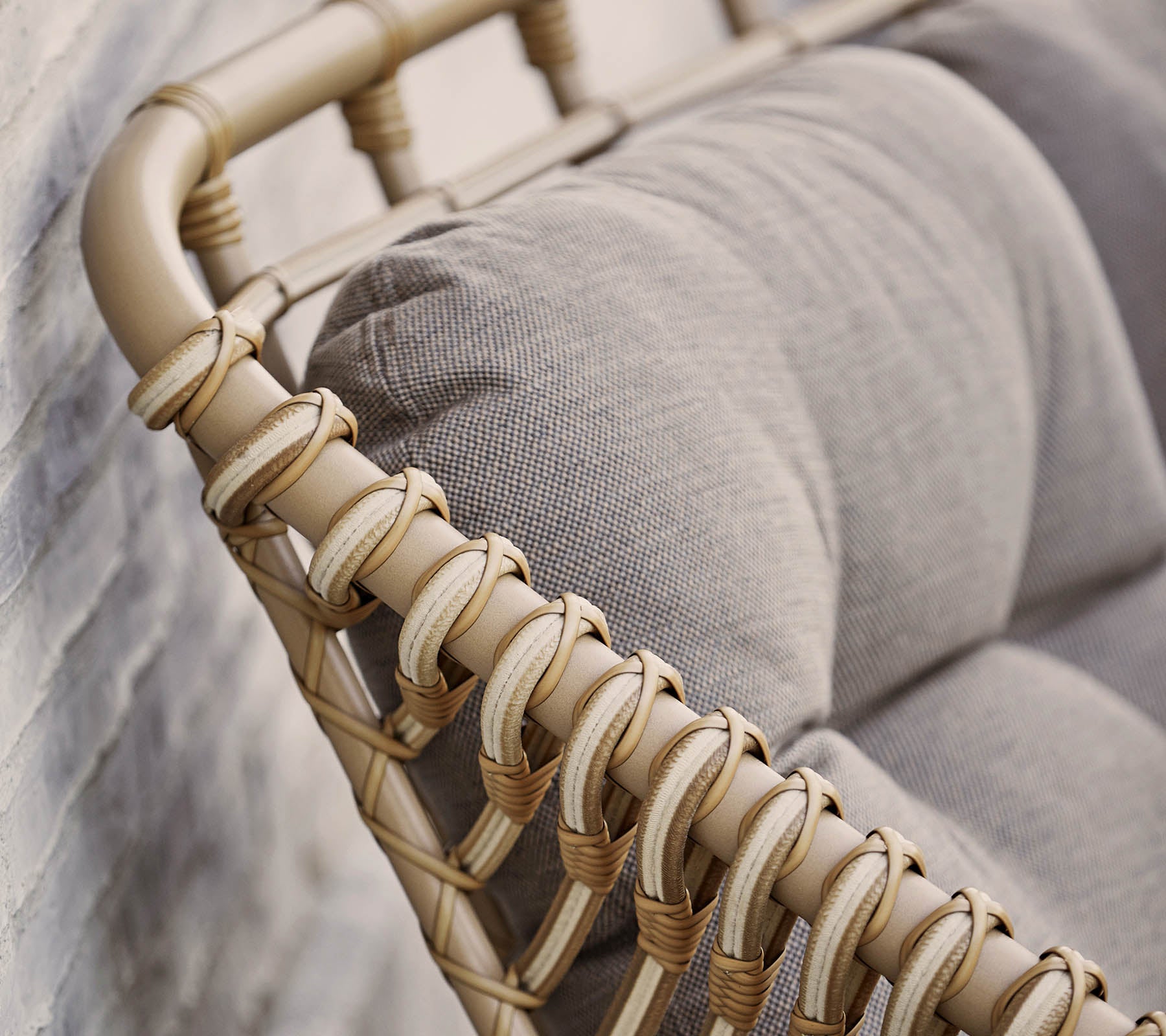 Option de siège élégante avec un cadre en osier beige et des coussins gris doux, parfait pour rehausser une décoration moderne.