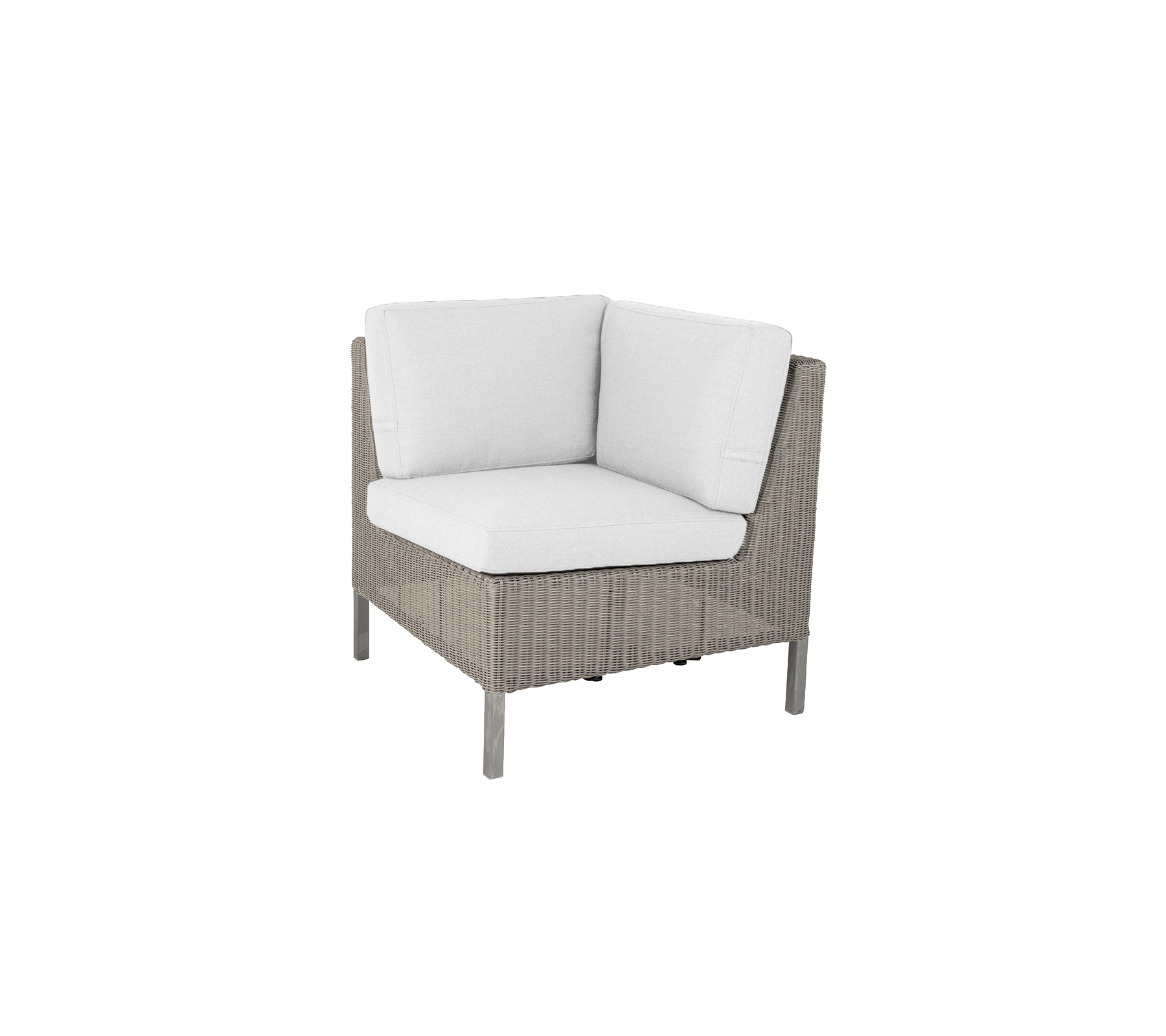 Fauteuil d'angle avec un extérieur tissé et des coussins blancs moelleux, parfait pour ajouter confort et style à n'importe quel espace.