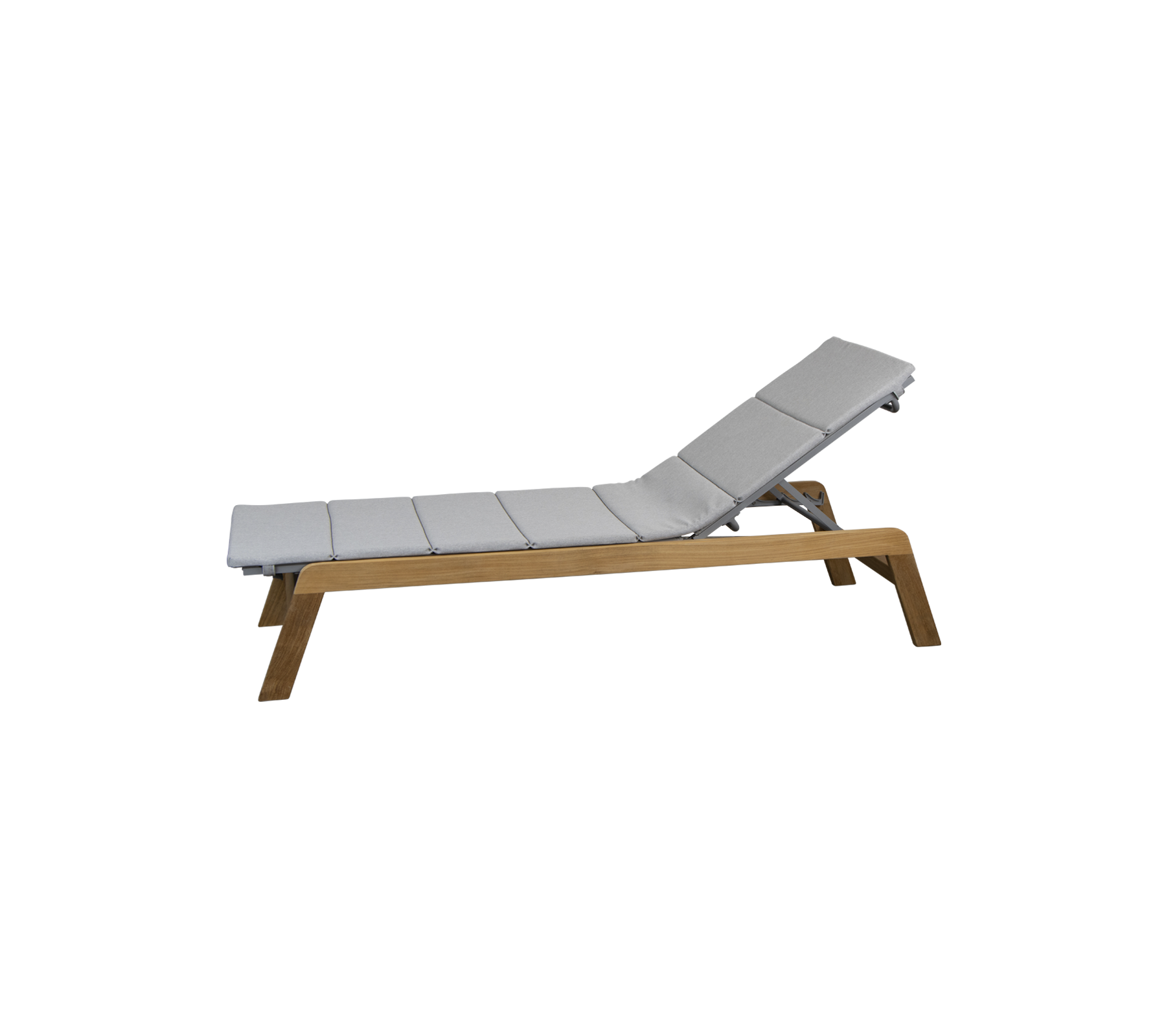 Chaise longue ajustable avec un coussin gris rembourré et un cadre en bois, conçue pour la détente et le confort.