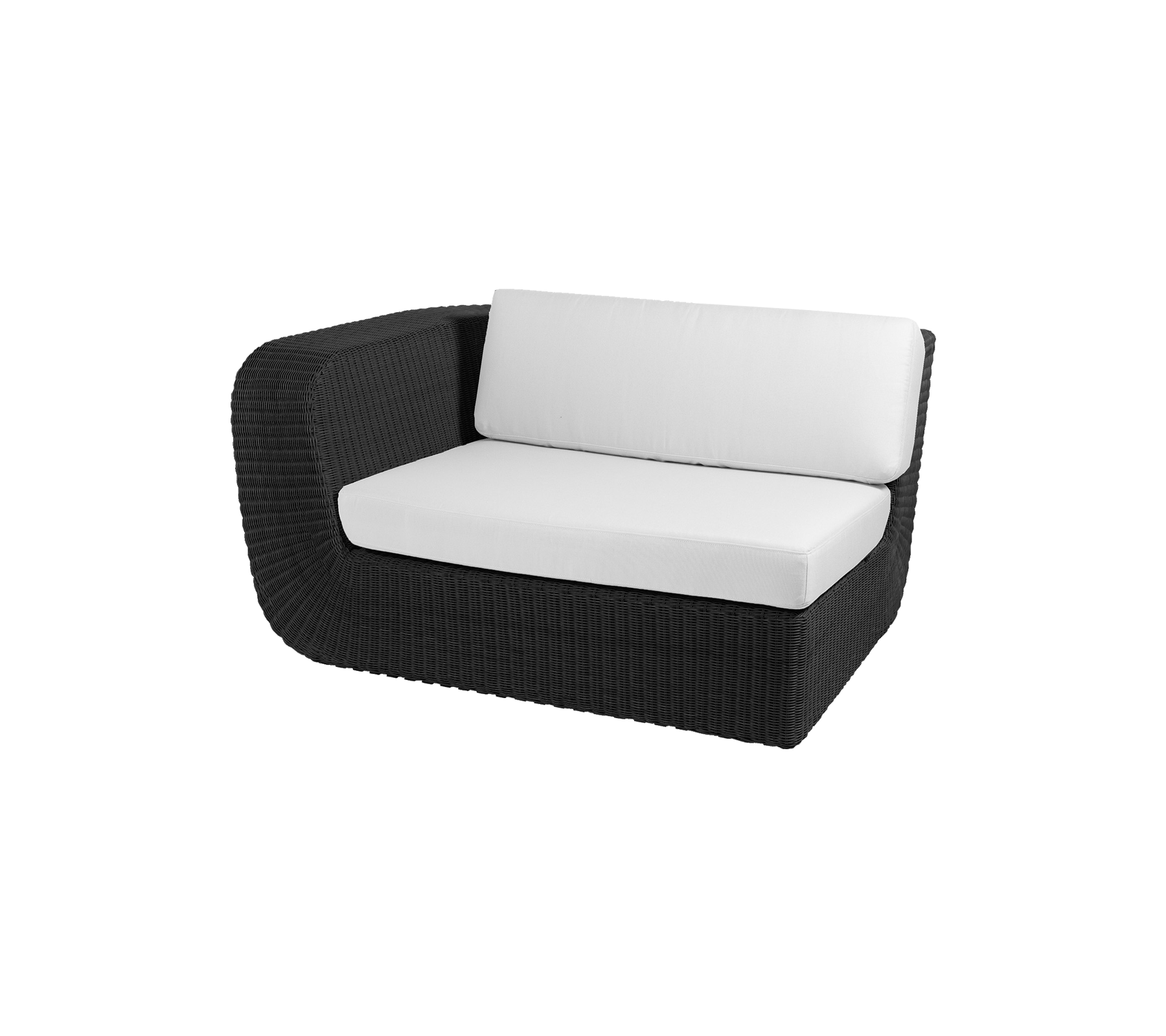 Canapé en osier noir moderne avec des coussins blancs, parfait pour un coin salon confortable et un décor élégant en intérieur ou en extérieur.