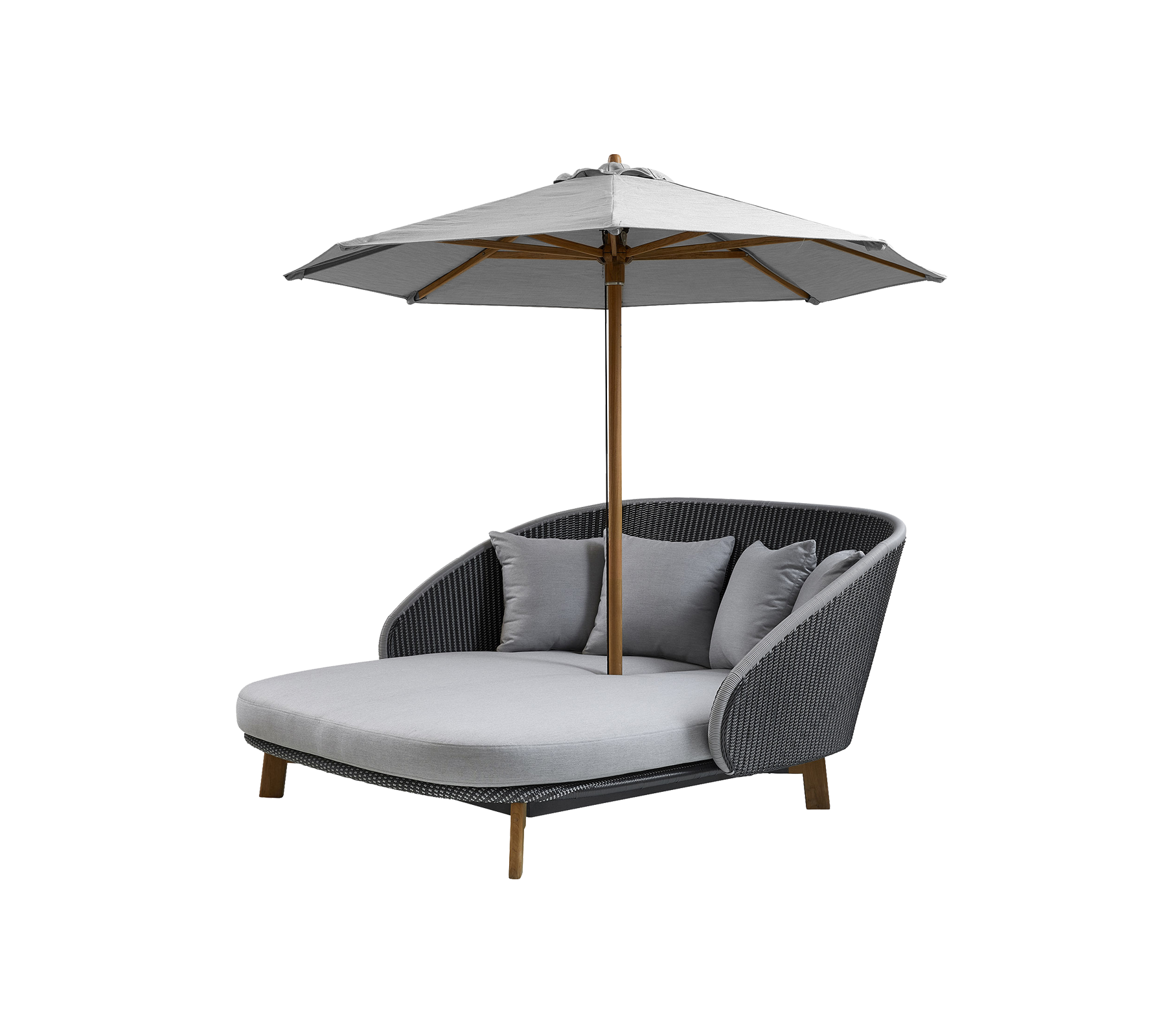 Chaise longue d'extérieur élégante avec un siège rembourré, trois coussins décoratifs et un grand parasol pour l'ombre. Parfait pour se détendre.