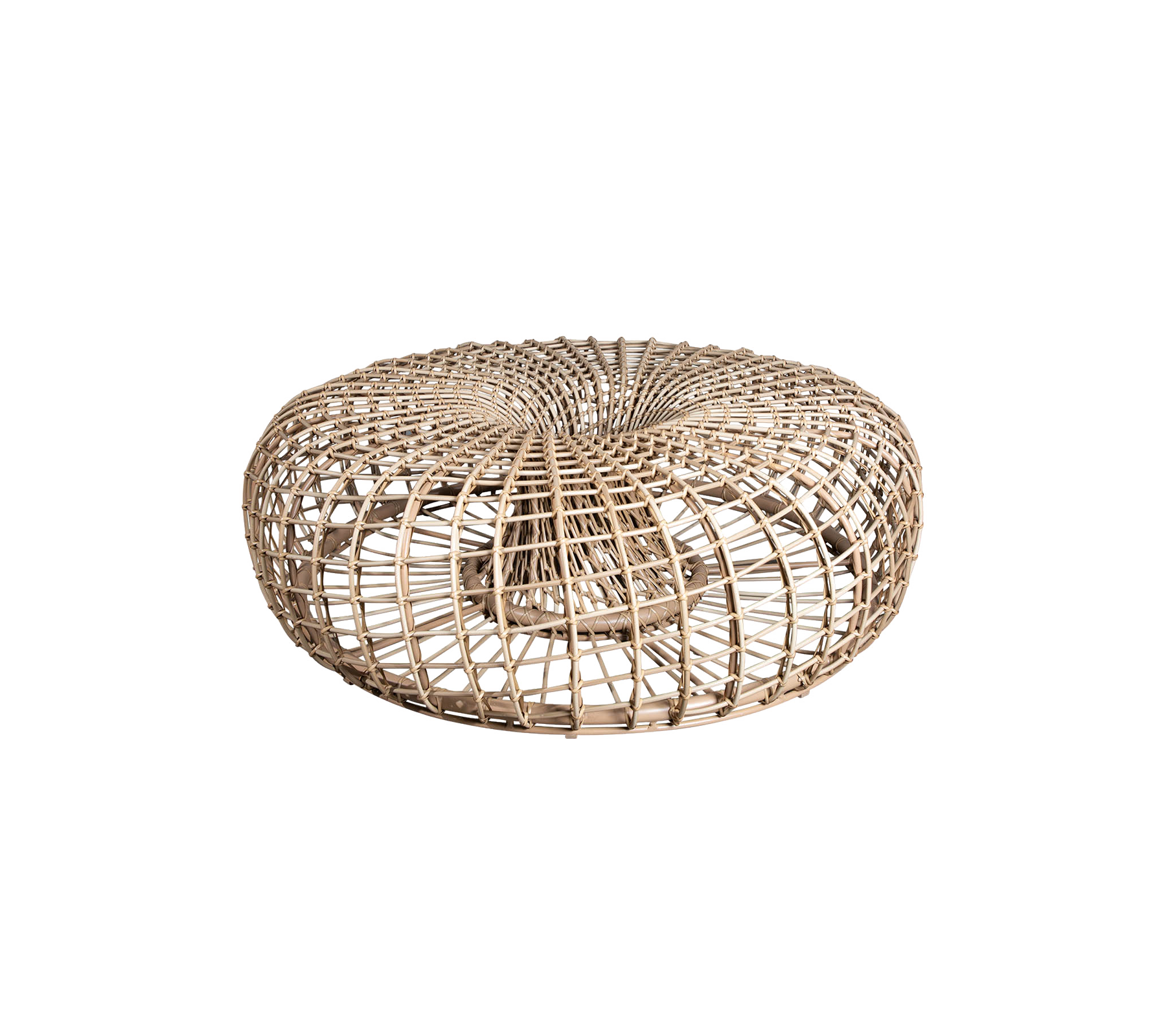 Pouf rond en fibres naturelles tissées avec un design texturé, parfait comme pièce d'accent polyvalente pour n'importe quel espace.