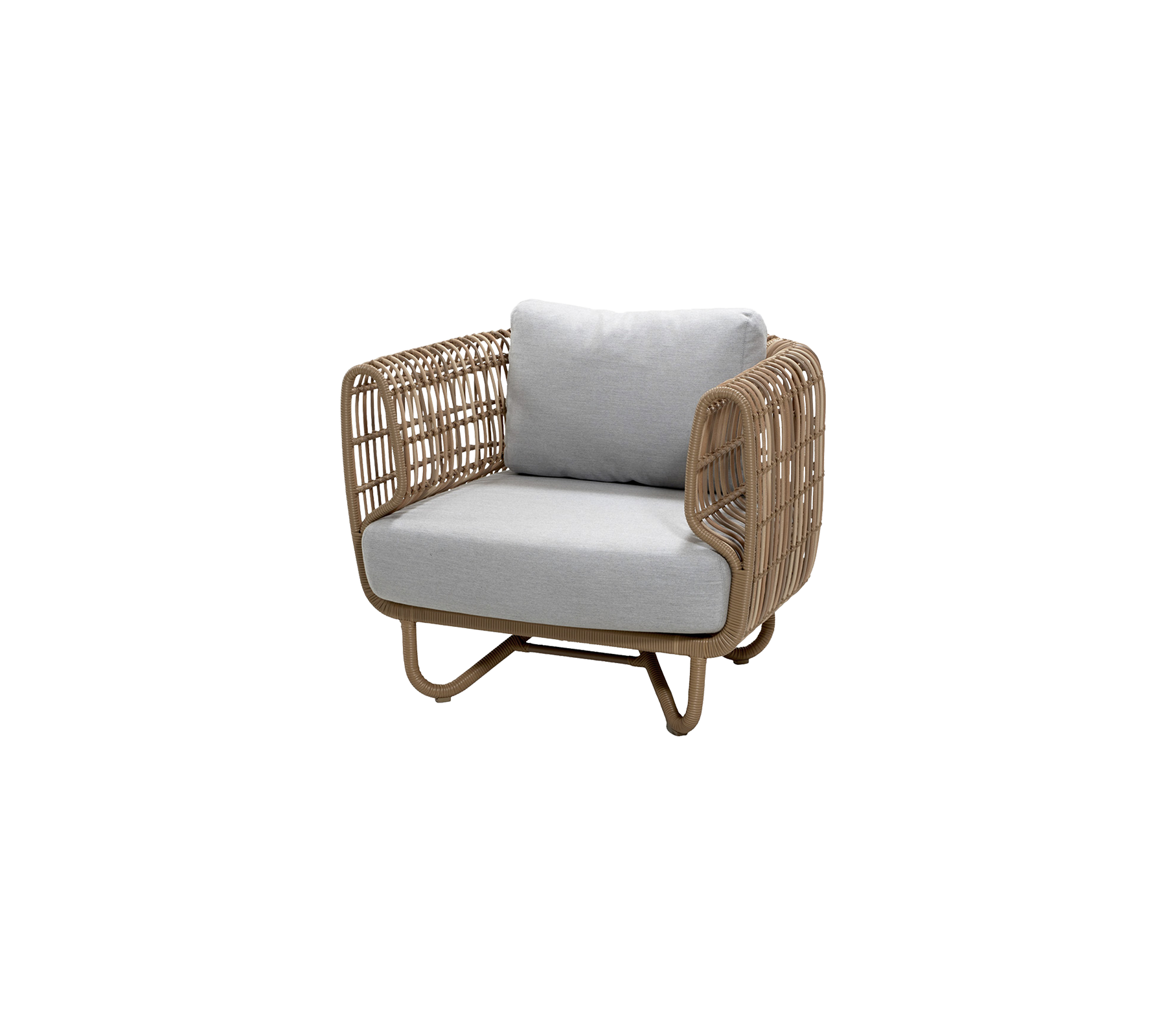 Fauteuil élégant avec un cadre en osier et un coussin gris confortable, parfait pour un coin cosy dans n'importe quel espace.