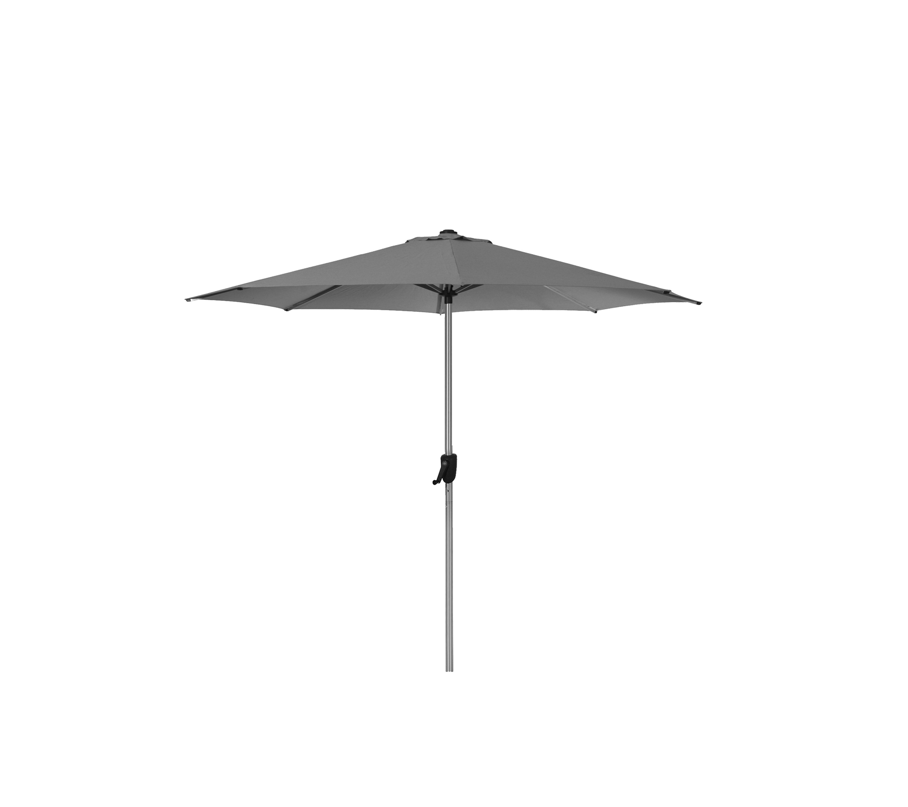 Parasol de patio grise sur un mât mince, avec un mécanisme d'inclinaison pour une couverture d'ombre polyvalente.