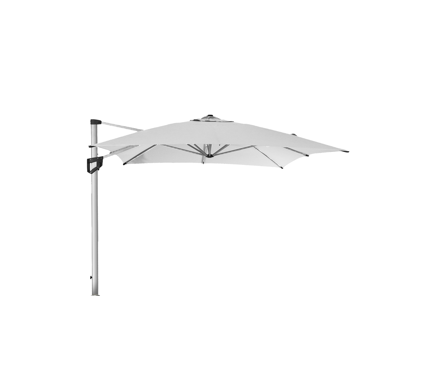 Un parasol cantilever élégant et blanc avec un poteau en argent robuste, offrant ombre et style pour les espaces extérieurs.