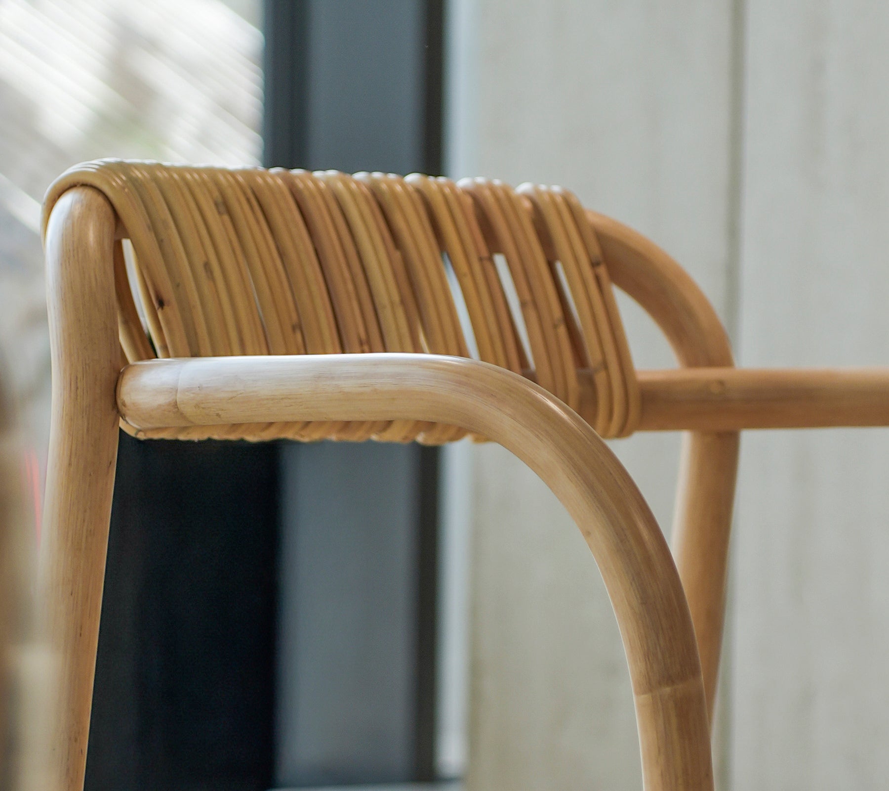 Gros plan d'une chaise en bambou moderne avec un dossier tissé unique.