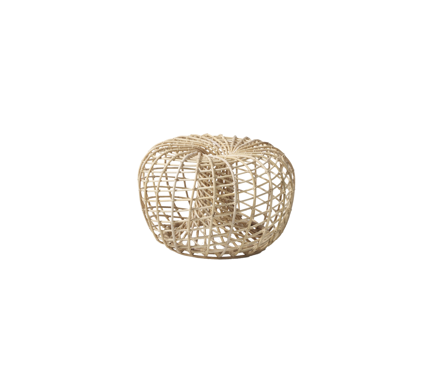 Siège en forme de panier tissé naturel avec un design circulaire, présentant une structure ouverte et aérienne dans une teinte claire. Idéal pour une décoration polyvalente.