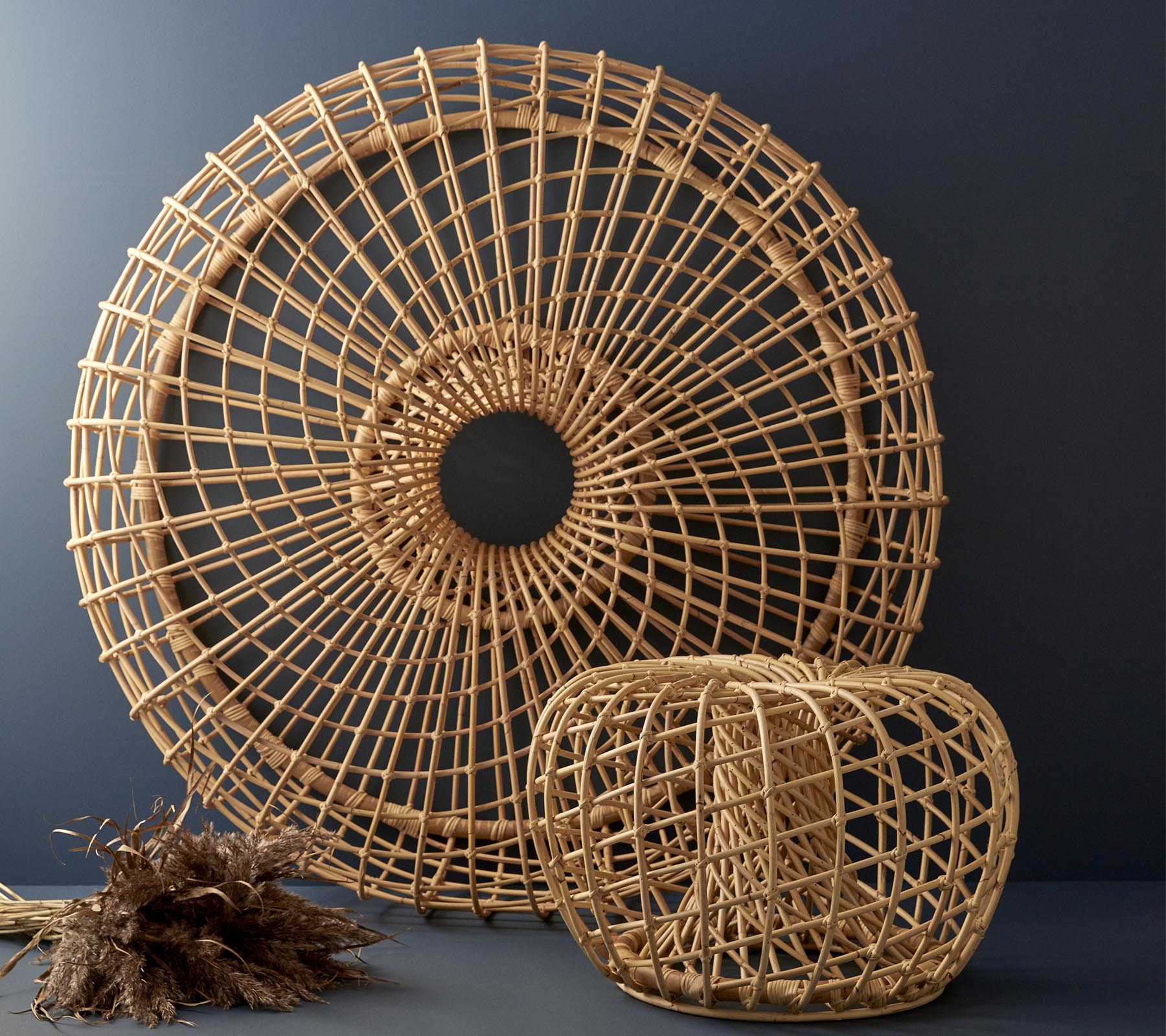 Pièces décoratives en rotin tissé en forme circulaire et design cubique, présentant des motifs délicats et des textures naturelles.