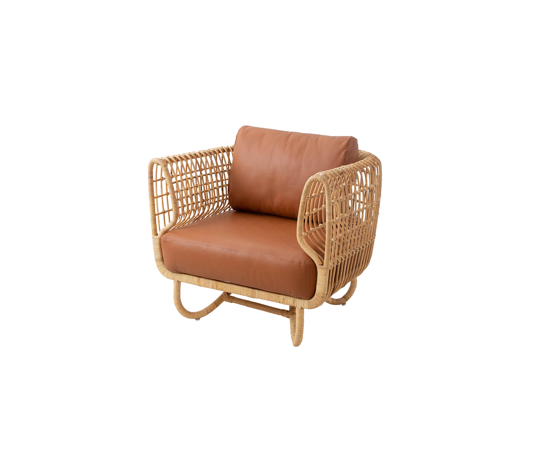 Fauteuil élégante avec cadre en rotin et coussin en cuir marron, alliant confort et éléments de design moderne.