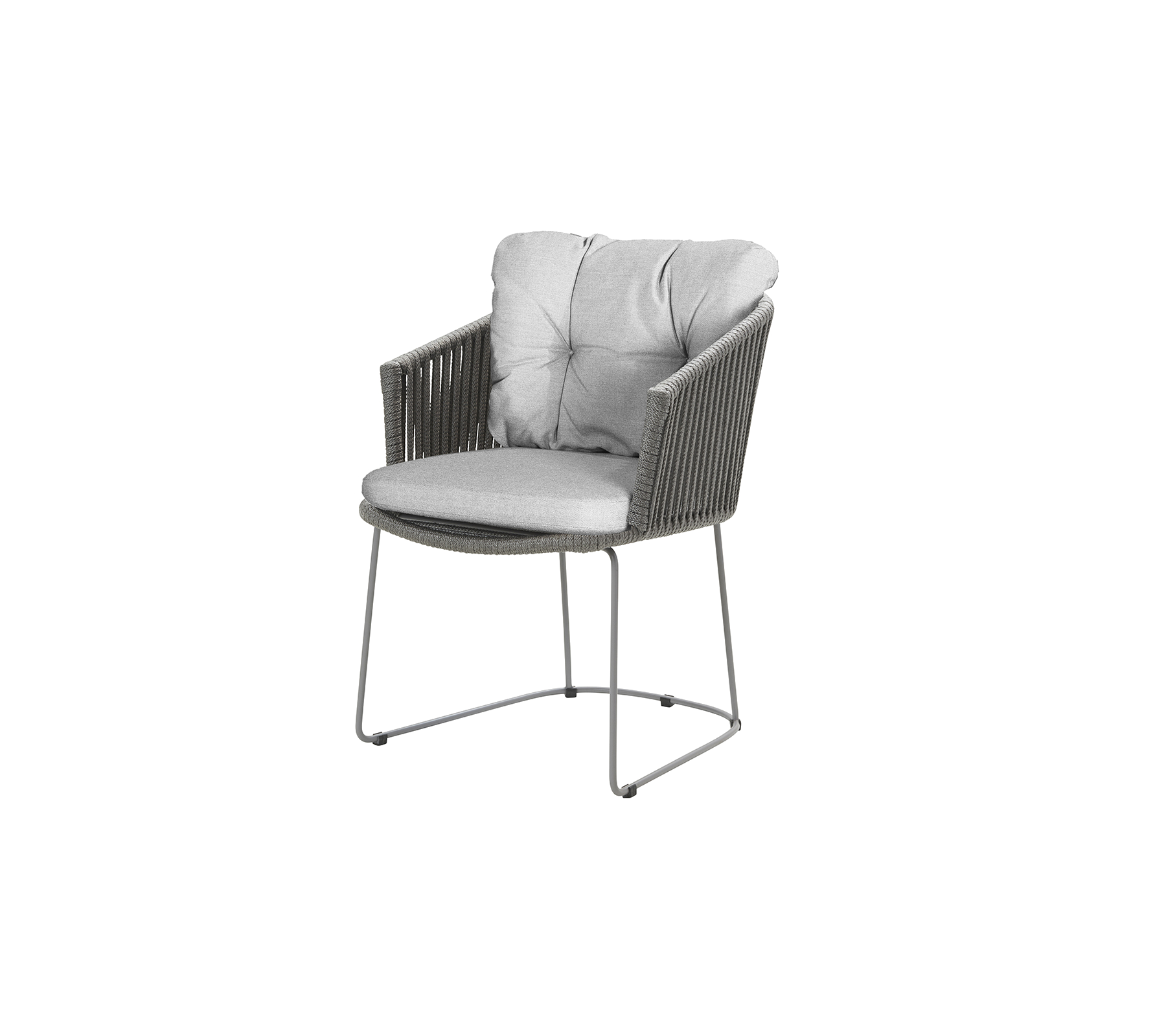 Fauteuil élégant avec un coussin en velours gris et un design moderne comportant des détails tissés et un cadre en métal épuré.