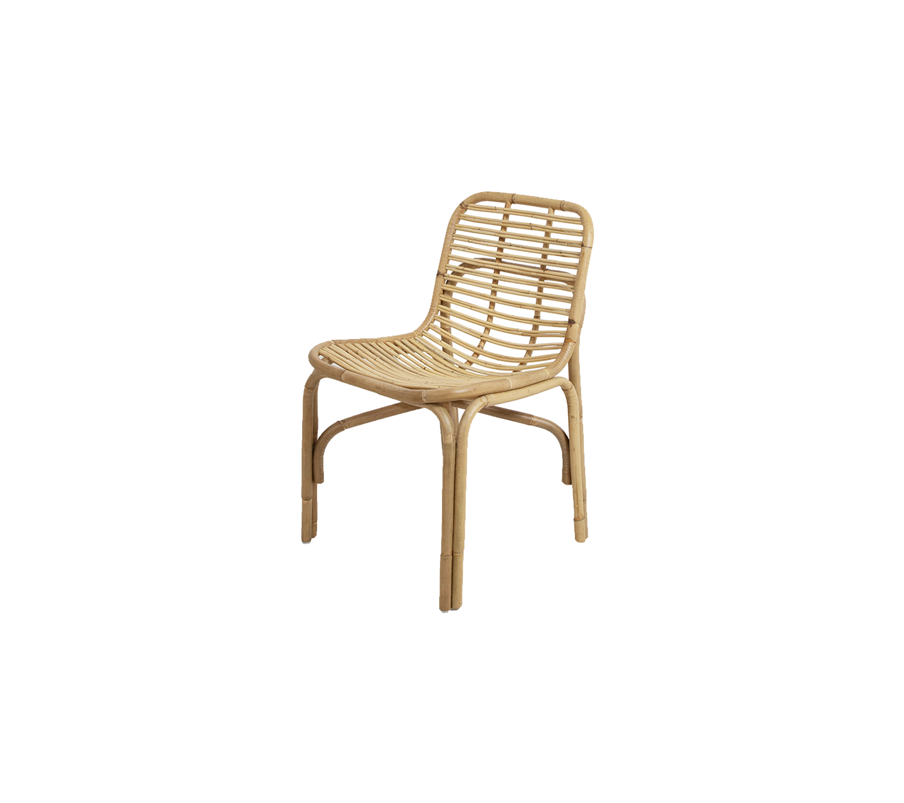 Chaise en osier naturel au design minimaliste, avec un dossier incurvé et des pieds robustes, parfaite pour un assise polyvalente.
