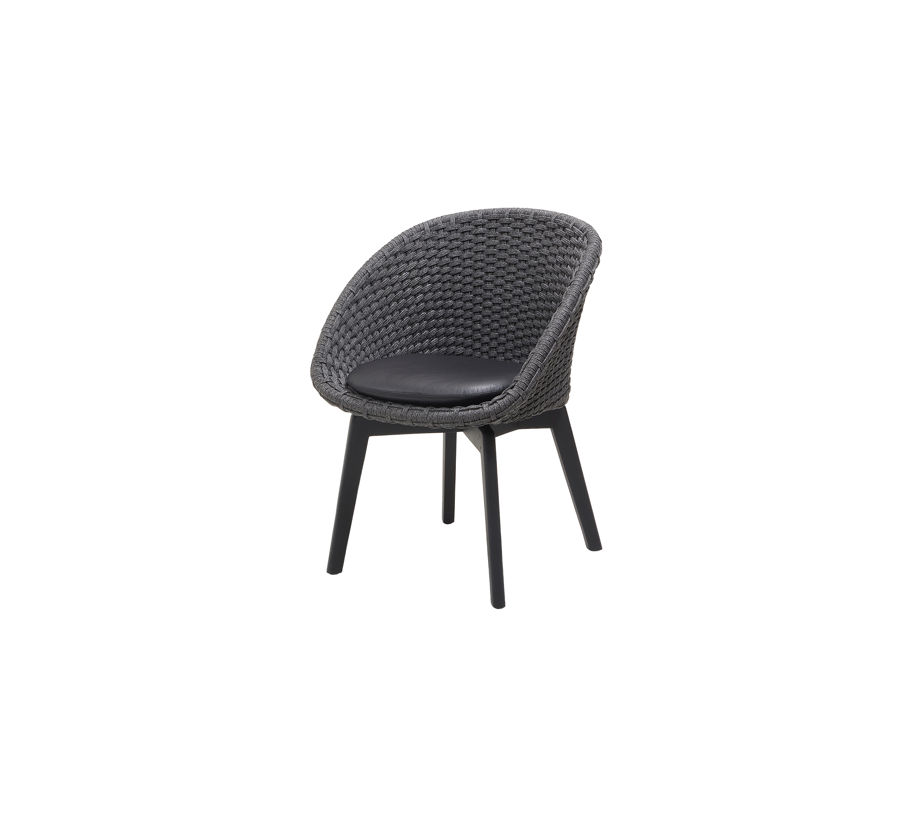 Chaise élégante avec un siège tressé arrondi et une surface rembourrée noire, soutenue par des pieds épurés pour un assise moderne.