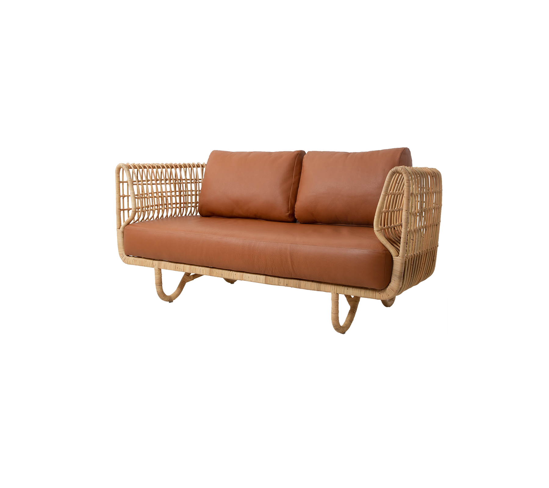 Canapé élégant avec un cadre en osier naturel et des coussins marron moelleux, parfait pour des places assises confortables.