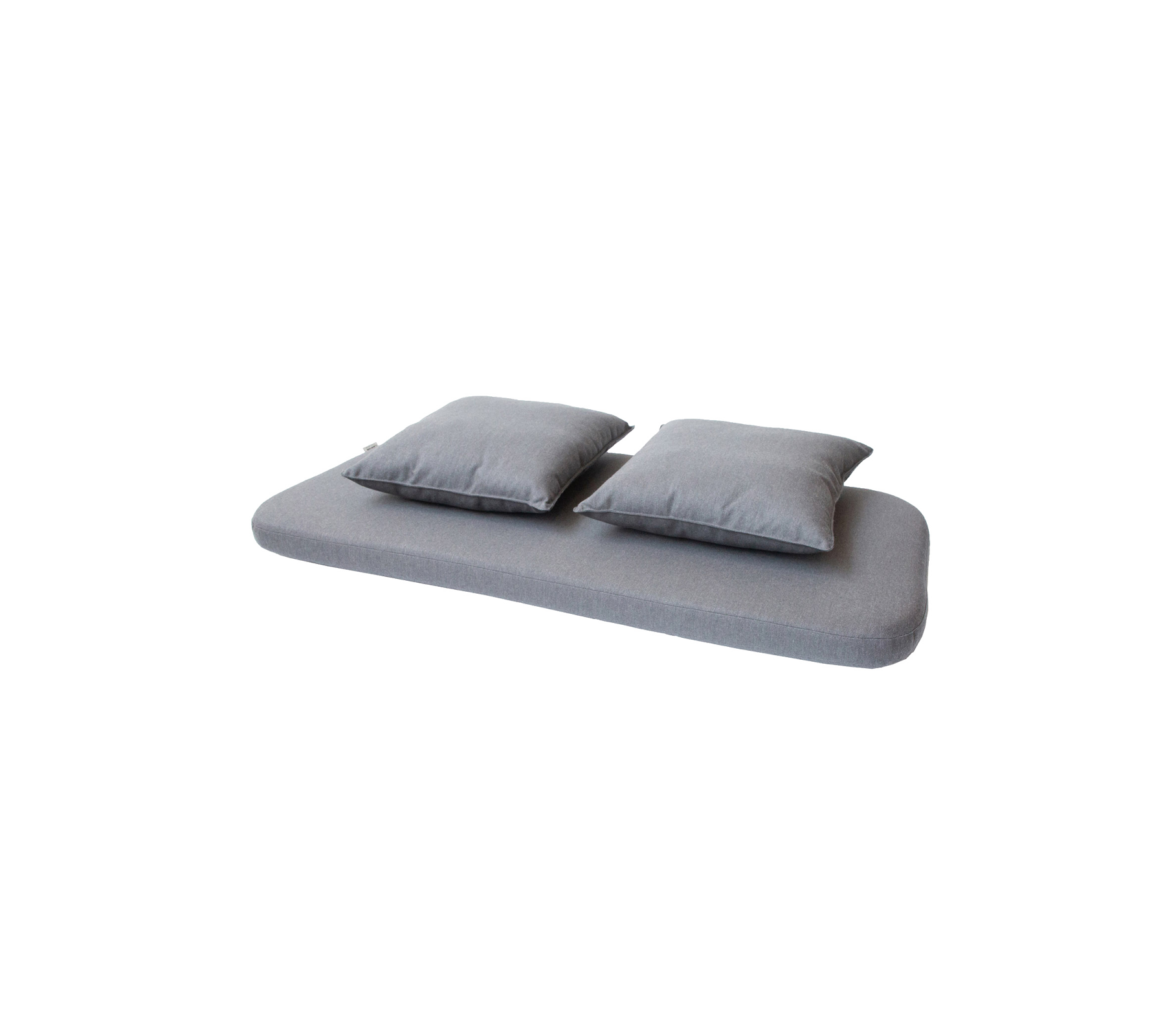 Housse de matelas grise avec deux oreillers assortis au-dessus, conçue pour le confort et la détente.