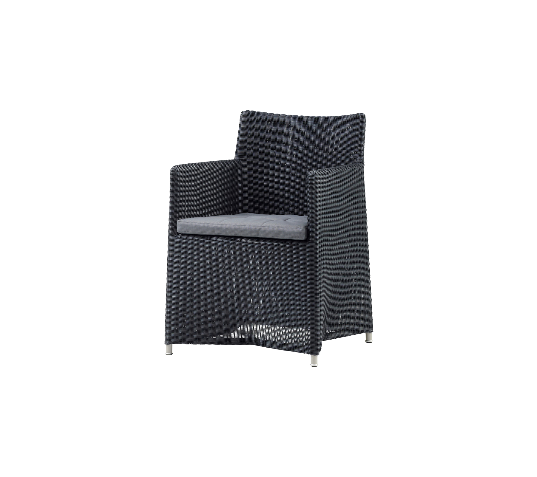 Chaise en osier noir élégante avec un coussin gris doux, parfaite pour la détente dans n'importe quel cadre.