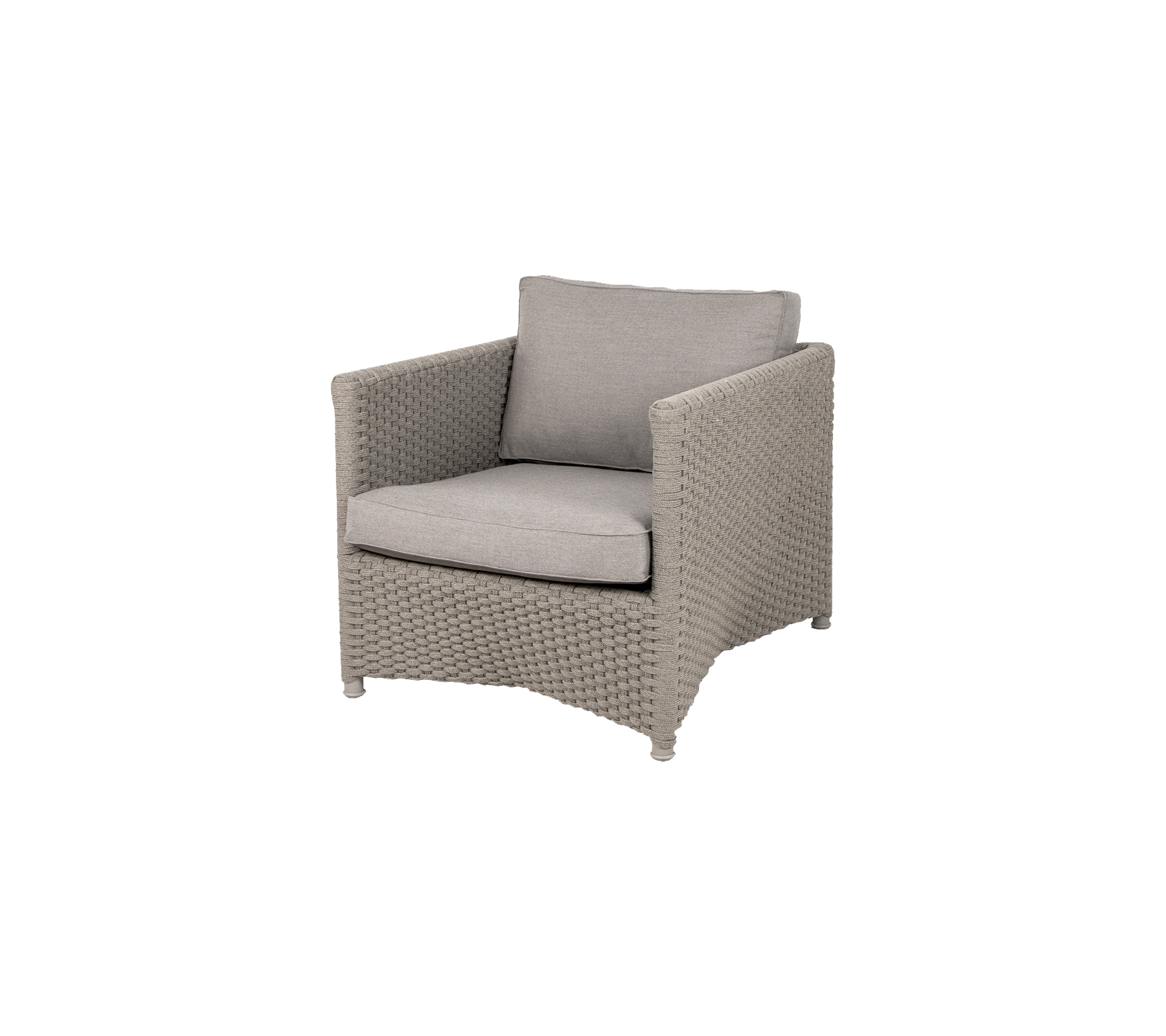 Fauteuil élégant avec une base tressée et de doux coussins gris, parfait pour ajouter confort et élégance à n'importe quel espace.