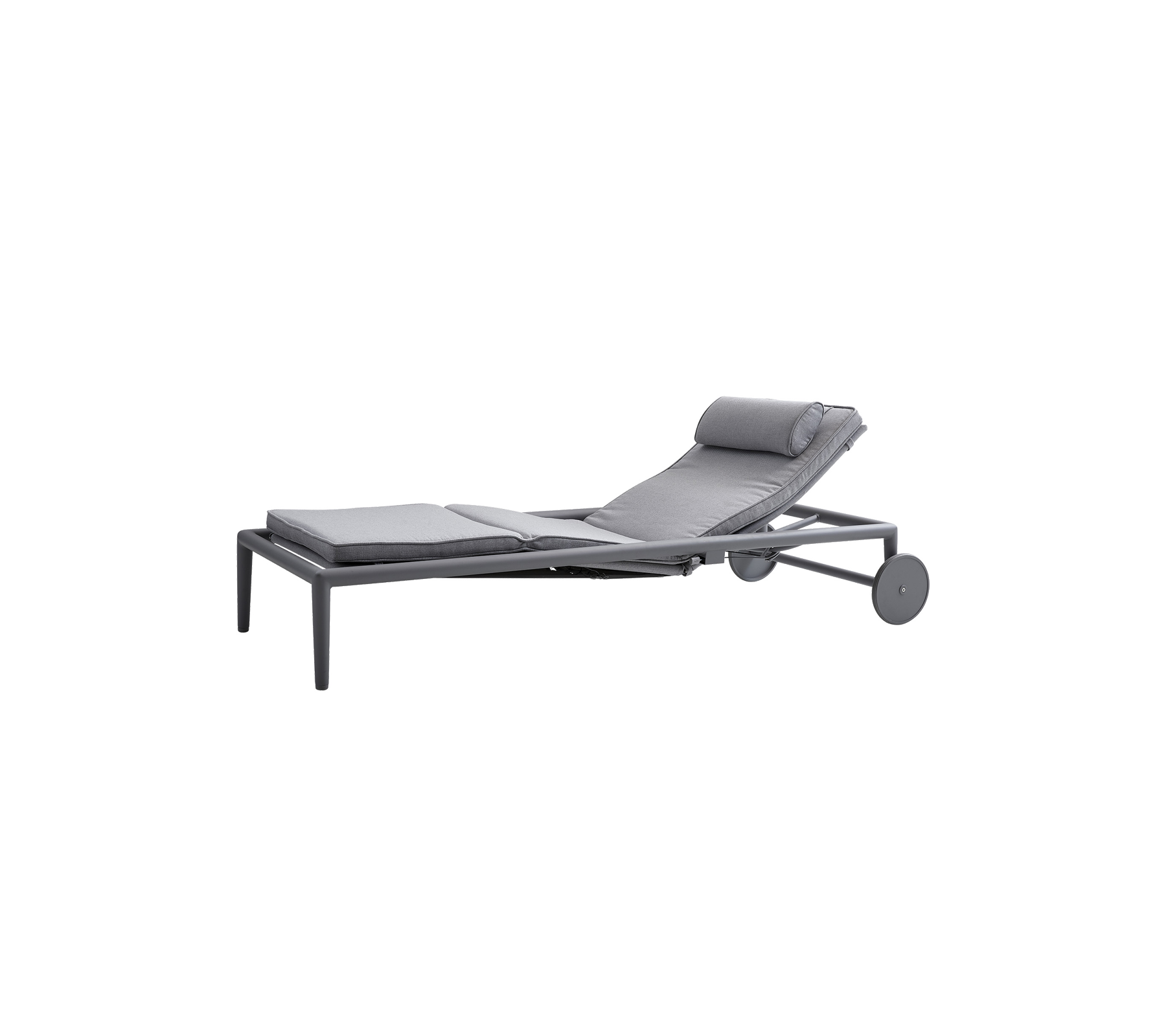 Un fauteuil lounge gris réglable avec un siège rembourré et un appui-tête, conçu pour la détente et le confort.