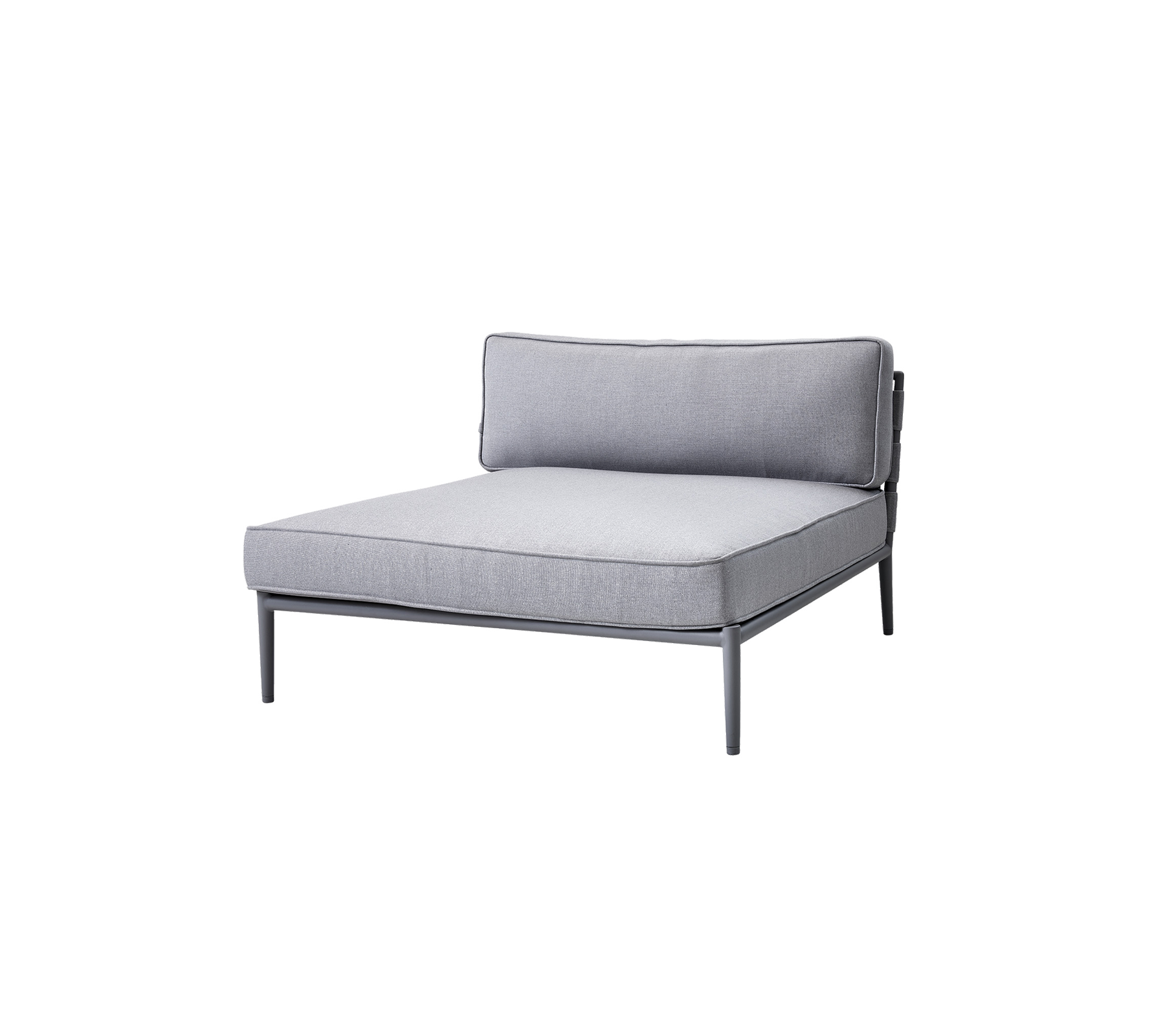 Fauteuil lounge gris en tissu avec un design minimaliste et un cadre en métal élégant, doté d'un dossier et d'un espace d'assise spacieux.
