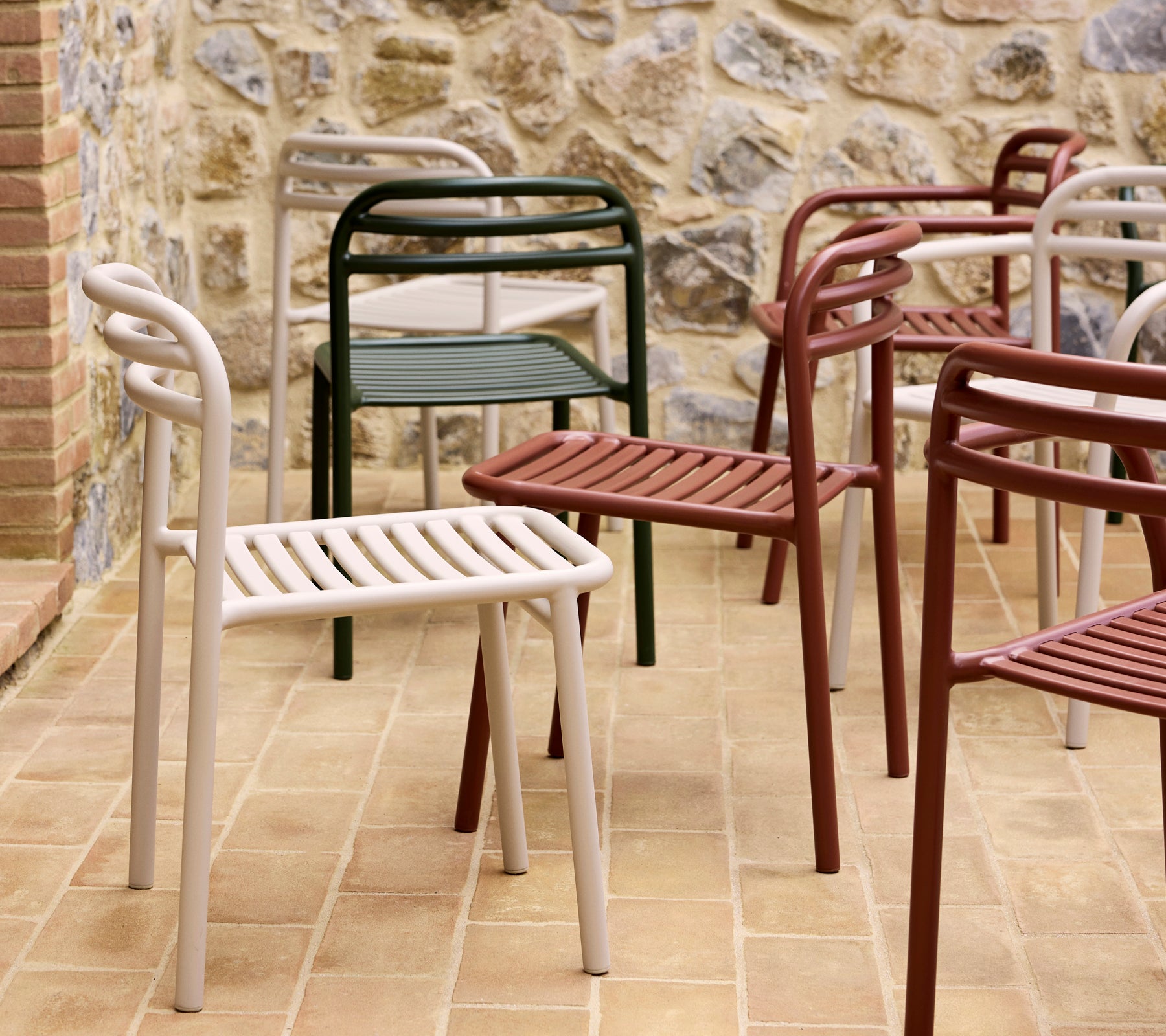 Une collection de chaises Bliss colorées dans diverses teintes, mettant en avant un design moderne et minimaliste avec des sièges à lattes et des dossiers incurvés.