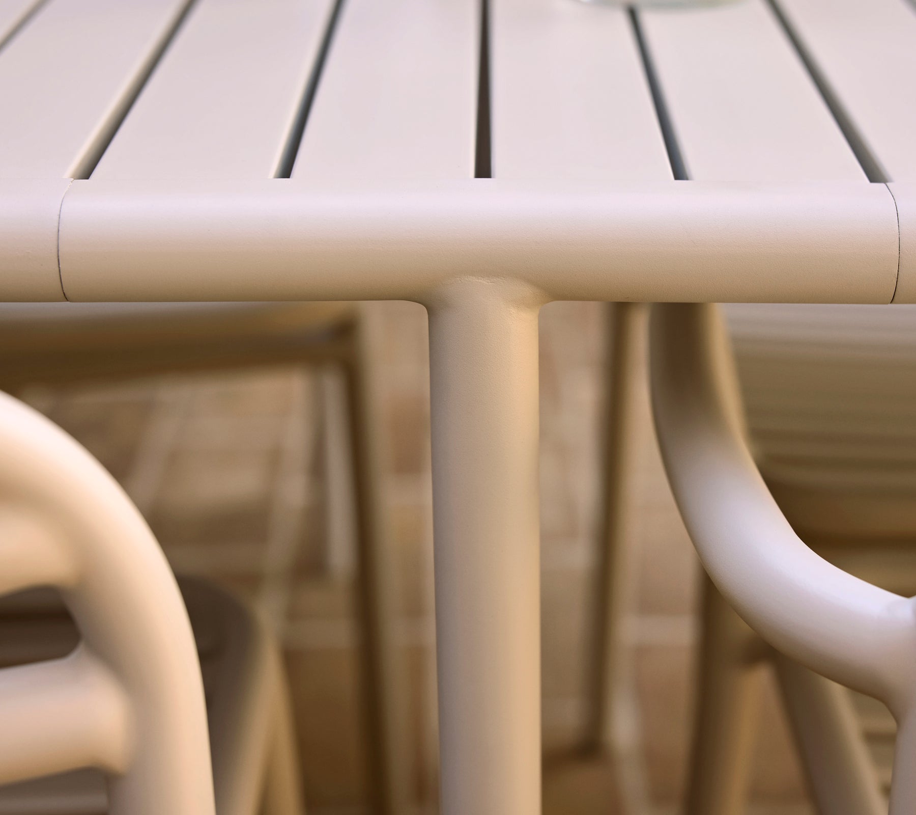 Module d'extension Bliss avec un design épuré et minimaliste aux lignes douces et aux tons neutres, complétant les espaces contemporains.