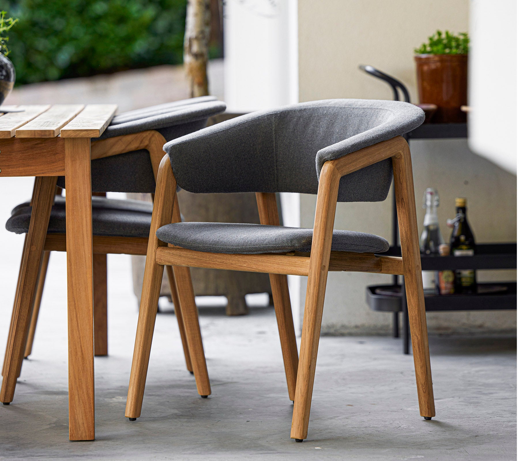Chaise élégante avec un cadre en bois et un revêtement gris, conçue pour le confort et l'élégance, parfaite pour les environnements modernes.
