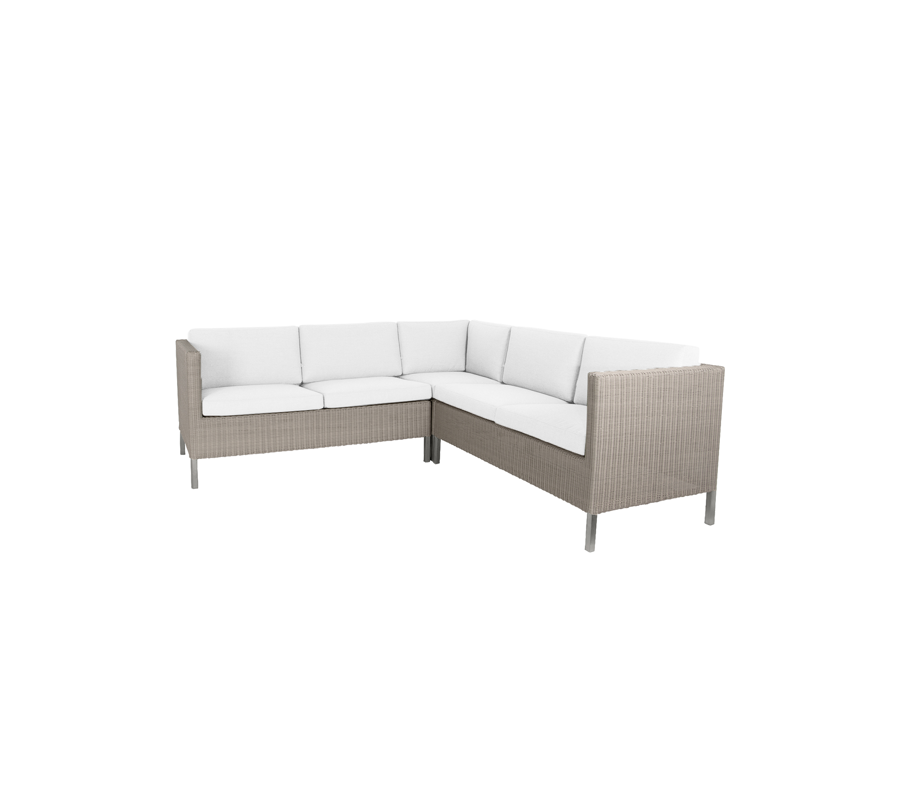 Coin salon élégant avec un coussin de couleur claire et un extérieur tissé, parfait pour des rassemblements décontractés.