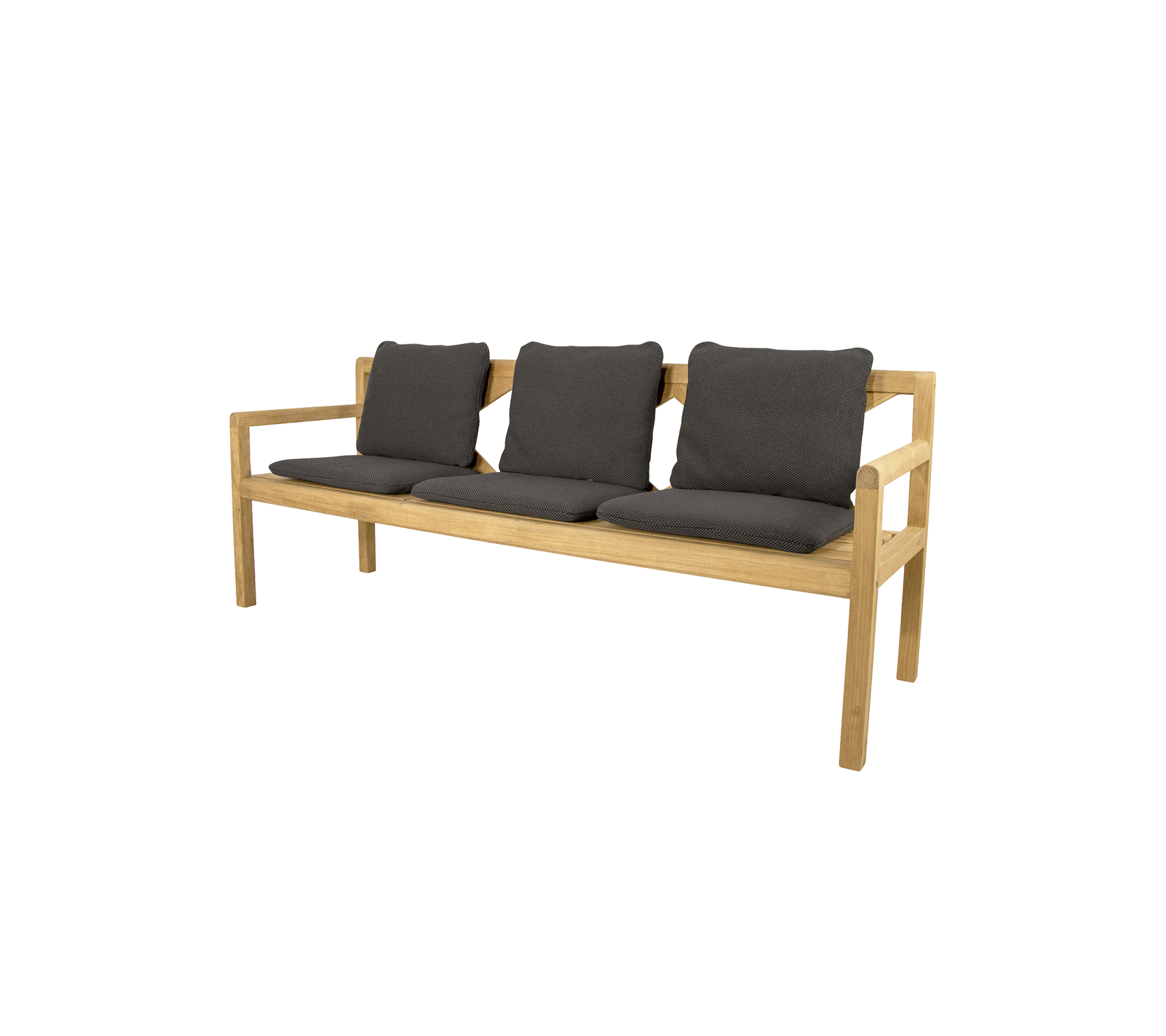 Banc trois places avec un cadre en bois léger et des sièges rembourrés sombres, conçu pour le confort et le style.