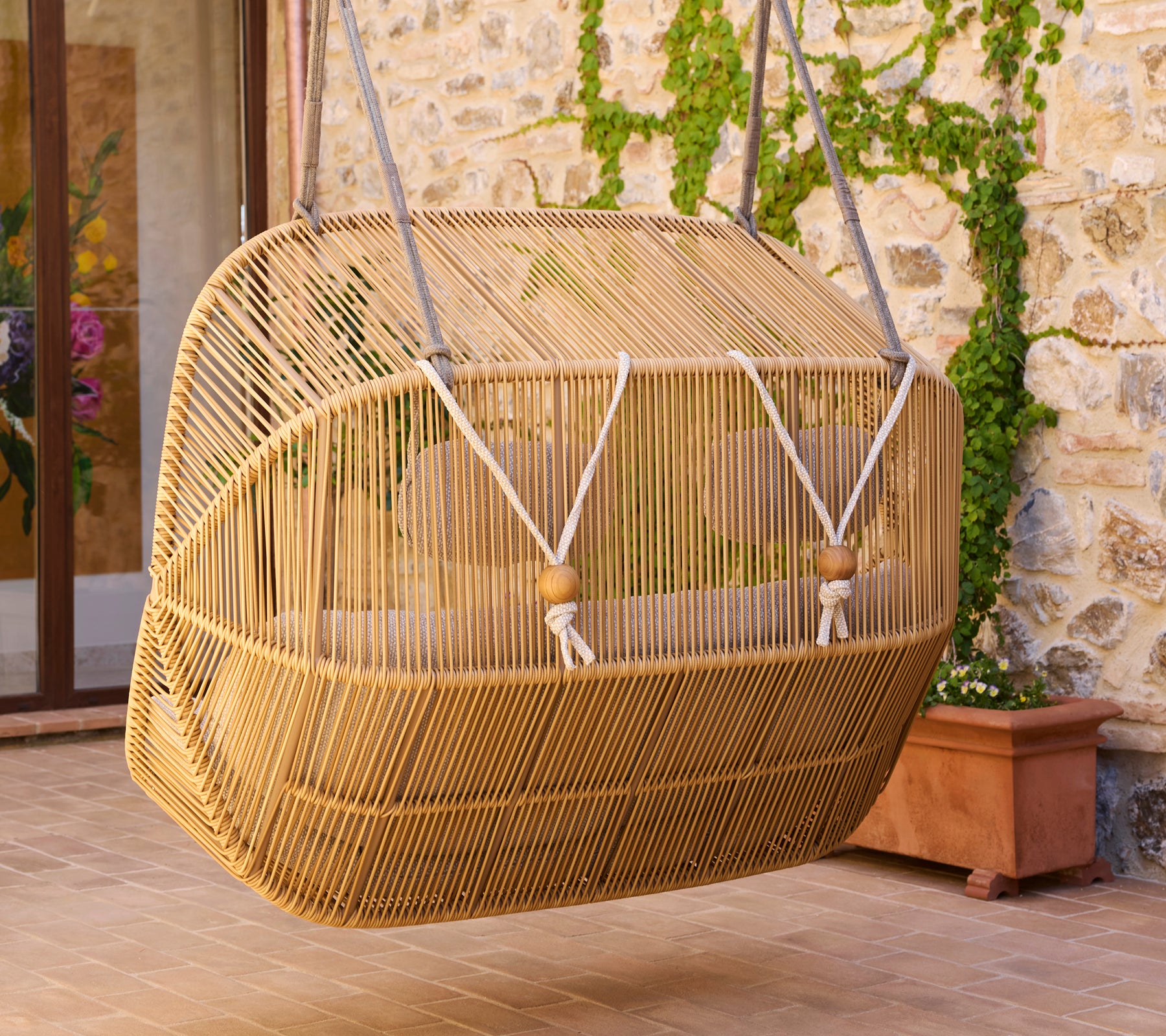 Vue arrière d'un canapé Hive, présentant un design tissé unique avec un mécanisme de suspension solide et une finition naturelle.