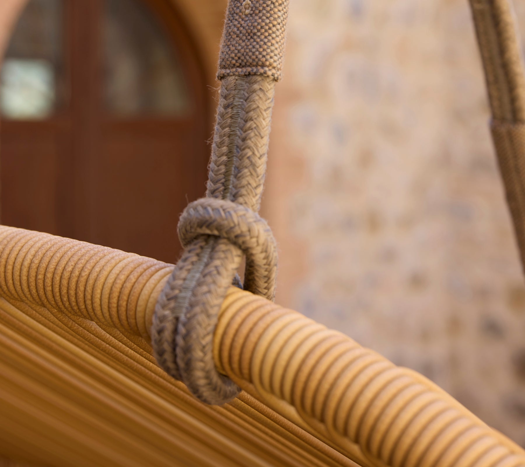 Gros plan d'un nœud de corde sur un canapé Hive moderne, mettant en valeur sa texture tissée et ses détails de design.