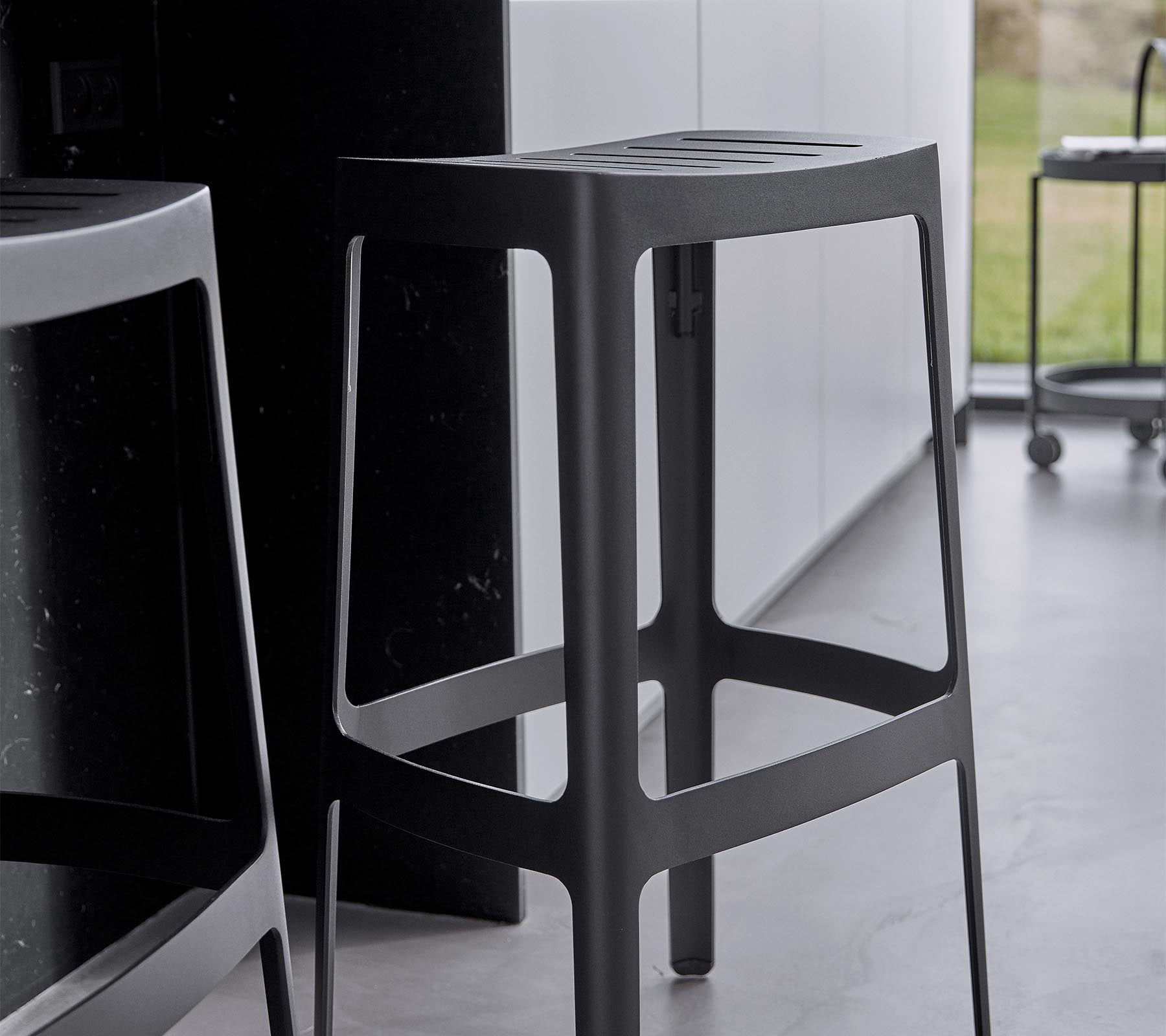 Un tabouret de bar élégant et moderne au design minimaliste, doté d'une structure robuste et d'une finition noire élégante.