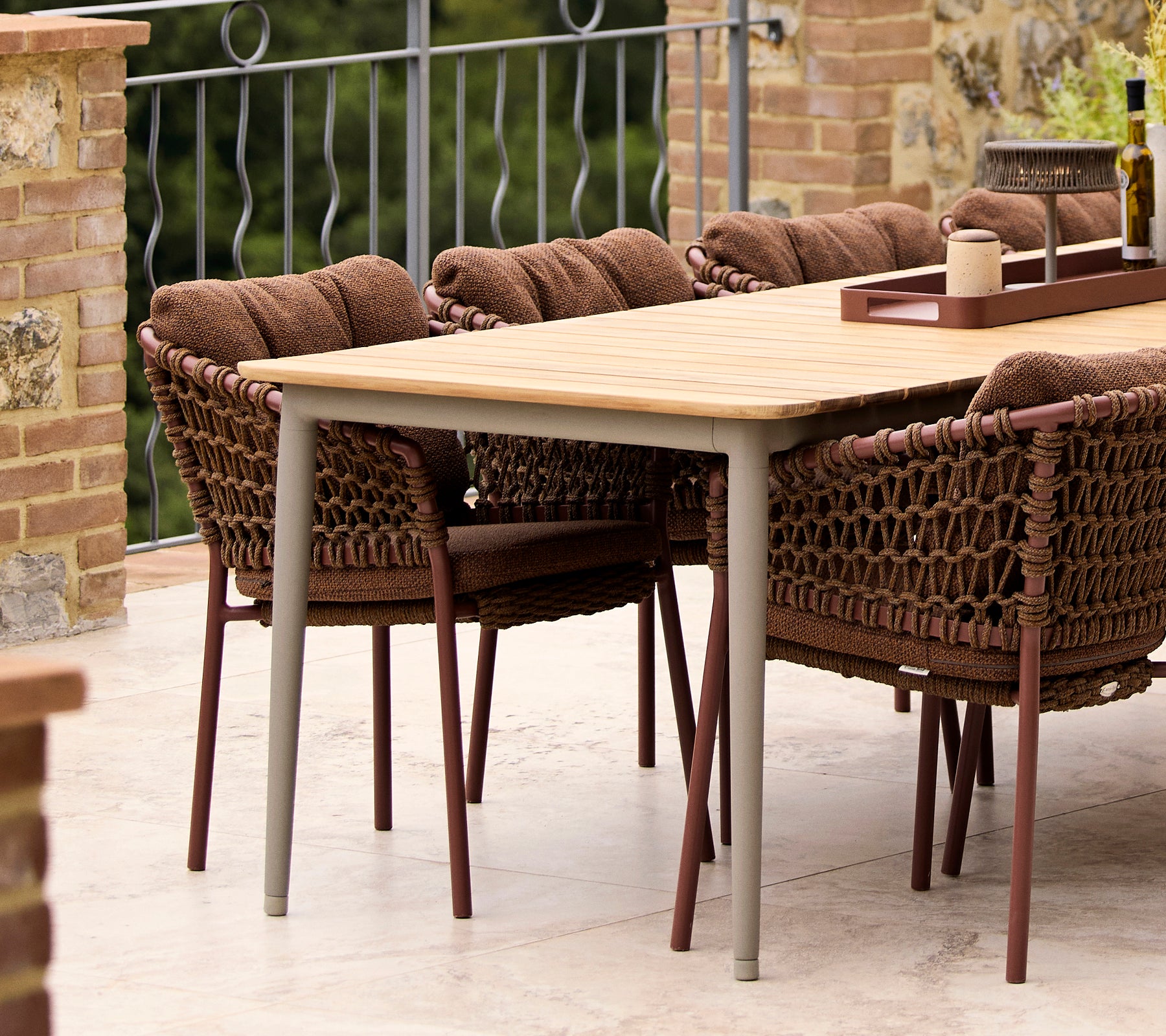 Chaises de salle à manger océan brunes ombre associées à une table à manger Core, présentant une finition naturelle élégante et des sièges confortables.
