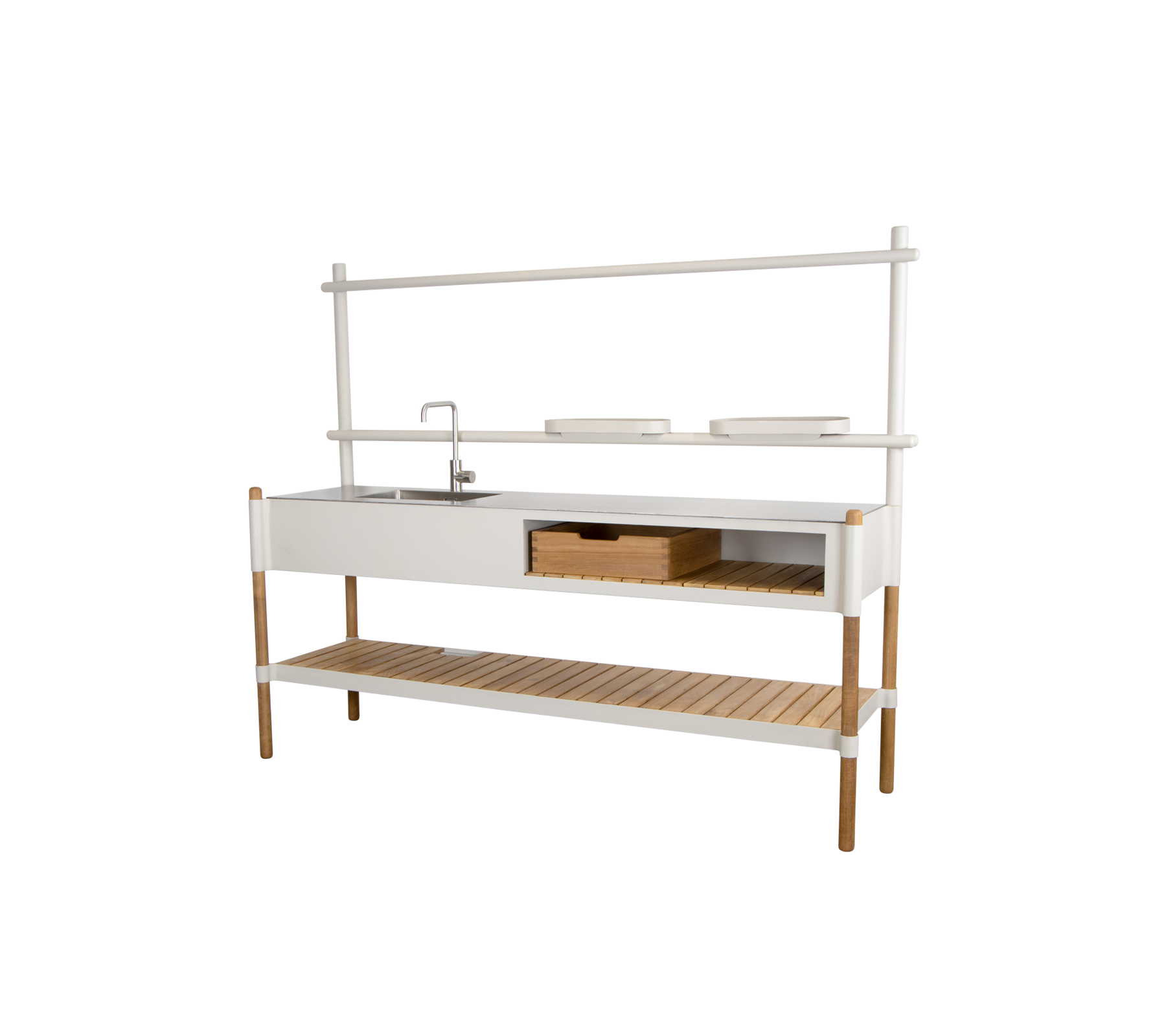 Unité de cuisine élégante avec un évier, un tiroir de rangement et une étagère ouverte, réalisée avec une combinaison de finitions blanches et de bois naturel.