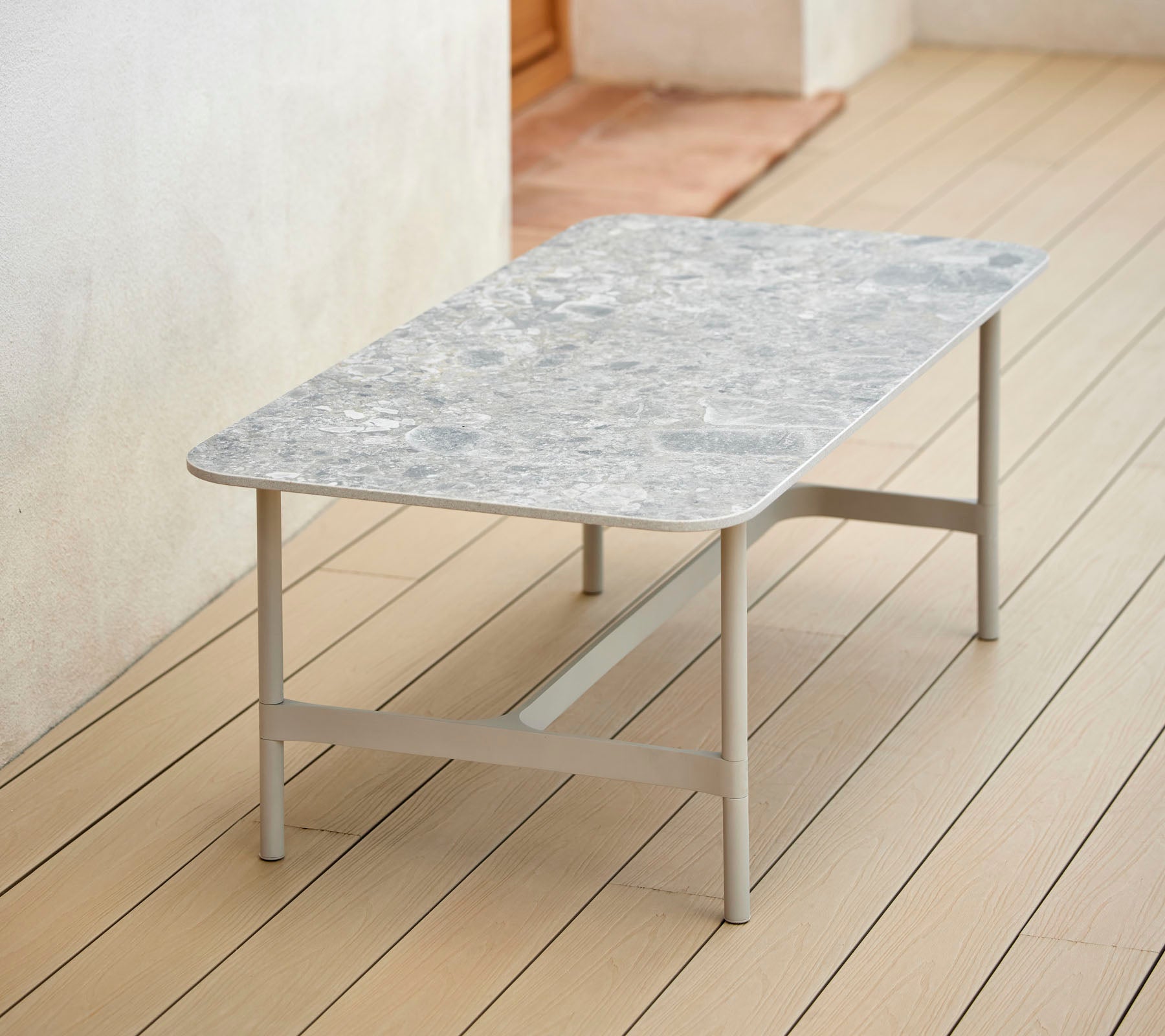 Une table basse rectangulaire élégante avec un plateau à motif et des pieds en métal solides, parfaite pour une décoration moderne.